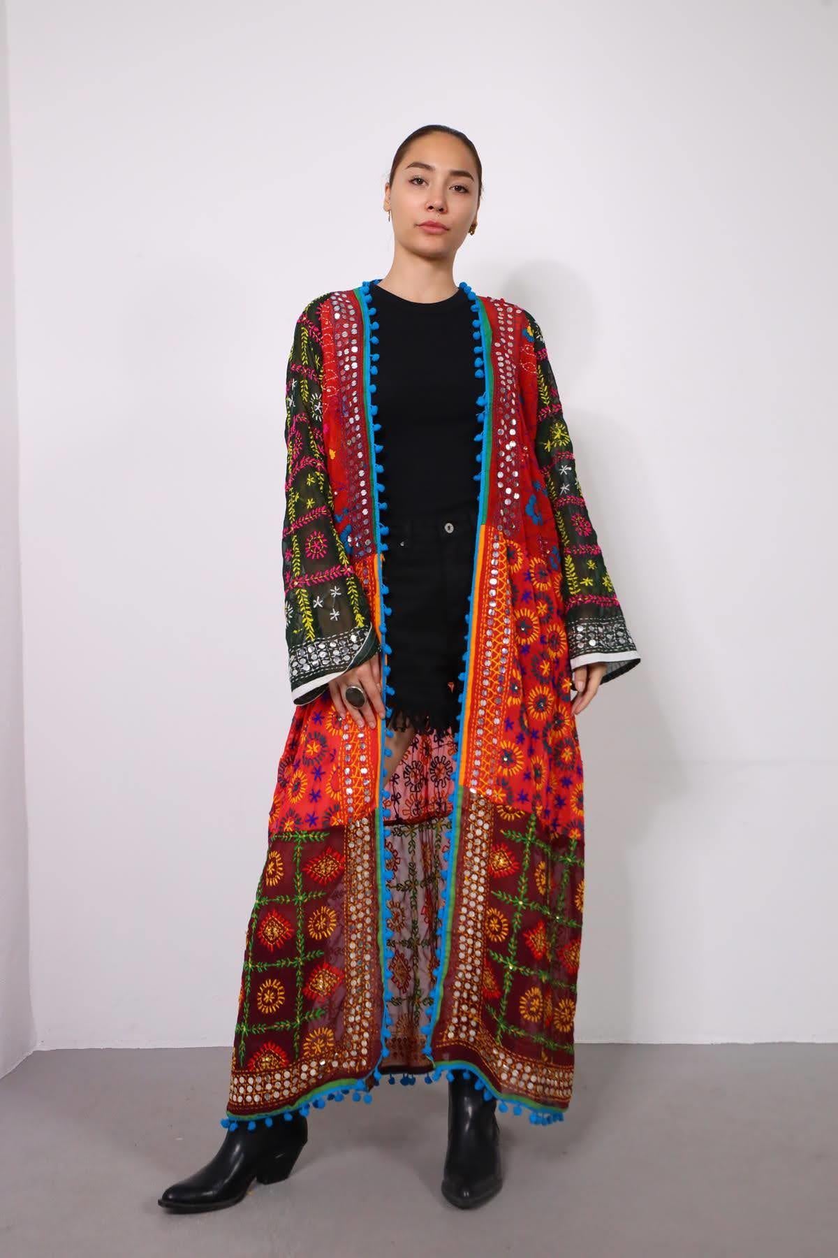 Renkli Pul İşlemeli Kenarları Ponponlu Bohem Kaftan - Şaman Butik Renkli Pul İşlemeli Kenarları Ponponlu Bohem Kaftan