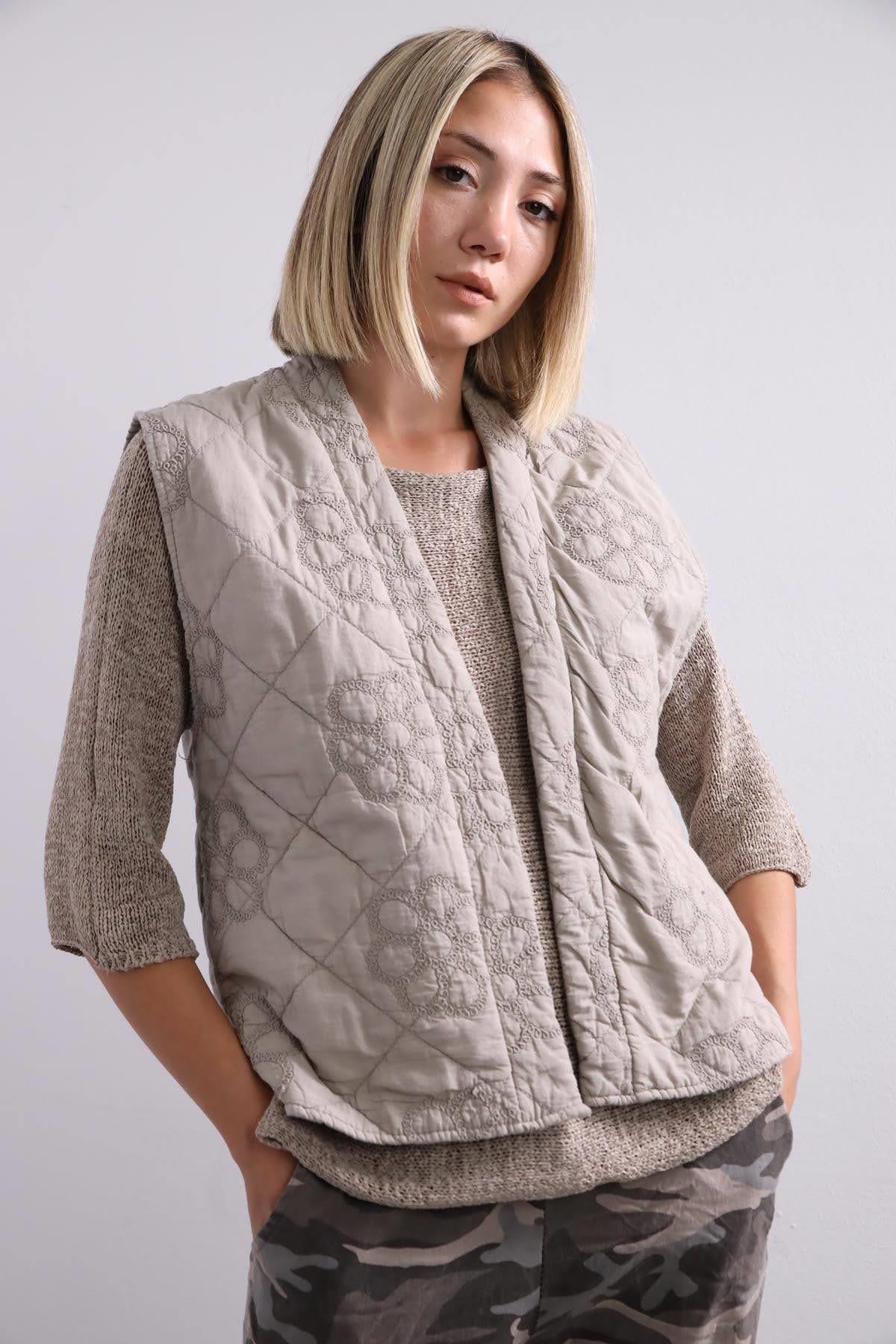 Vizon Çiçek Desen Kabartmalı Yelek - Şaman Butik Vizon Çiçek Desen Kabartmalı Yelek