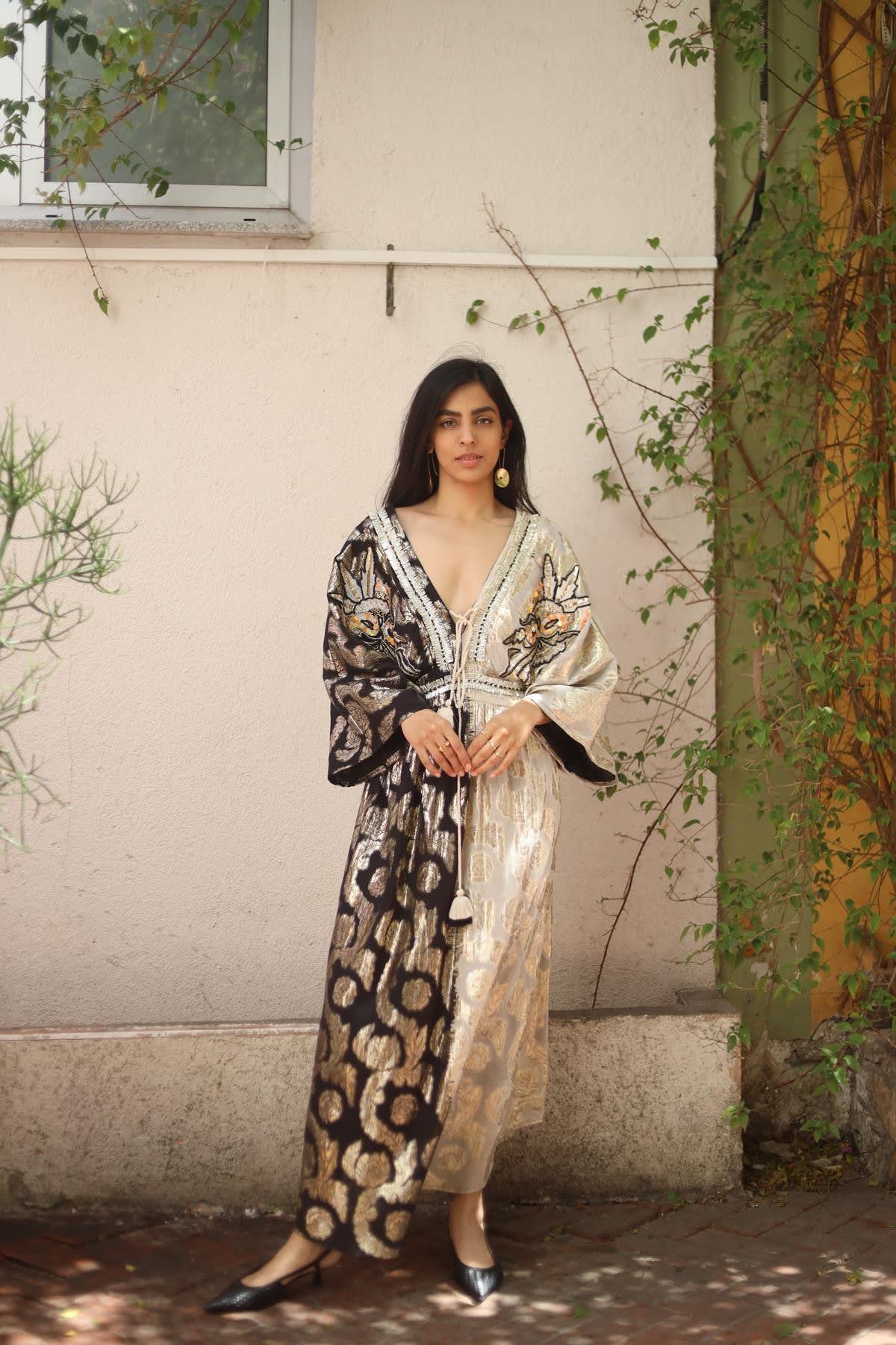 Siyah Yakası Püsküllü Sim İşlemeli Gradyanlı Elbise