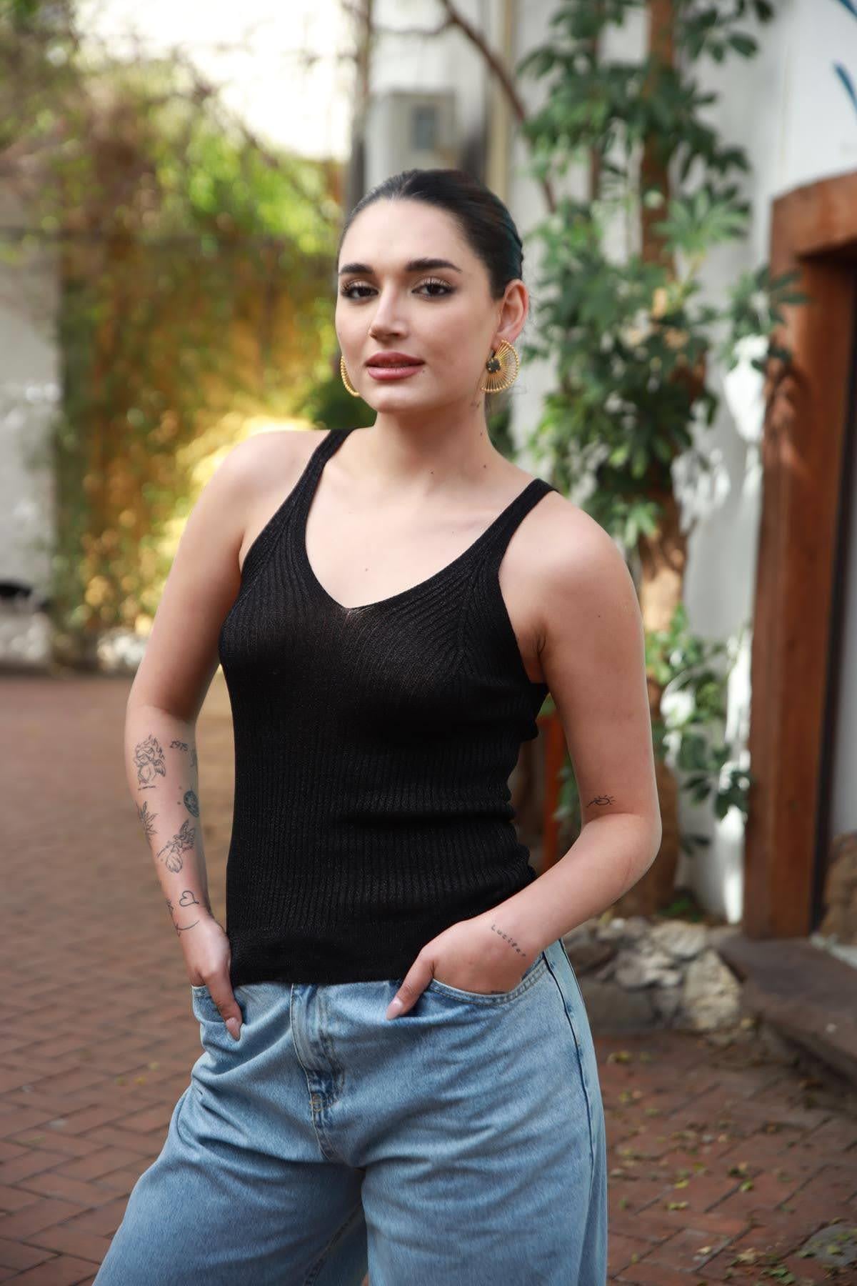 Siyah Derin V Yaka Simli Sıfır Kol Bluz