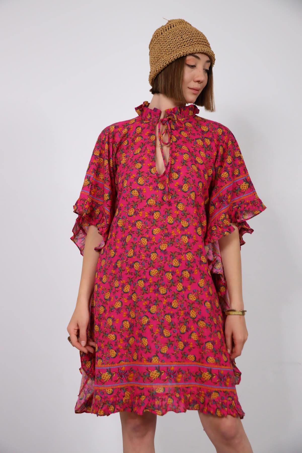 Fuşya Ananas Desenli V Yaka Volanlı Elbise - Şaman Butik Fuşya Ananas Desenli V Yaka Volanlı Elbise