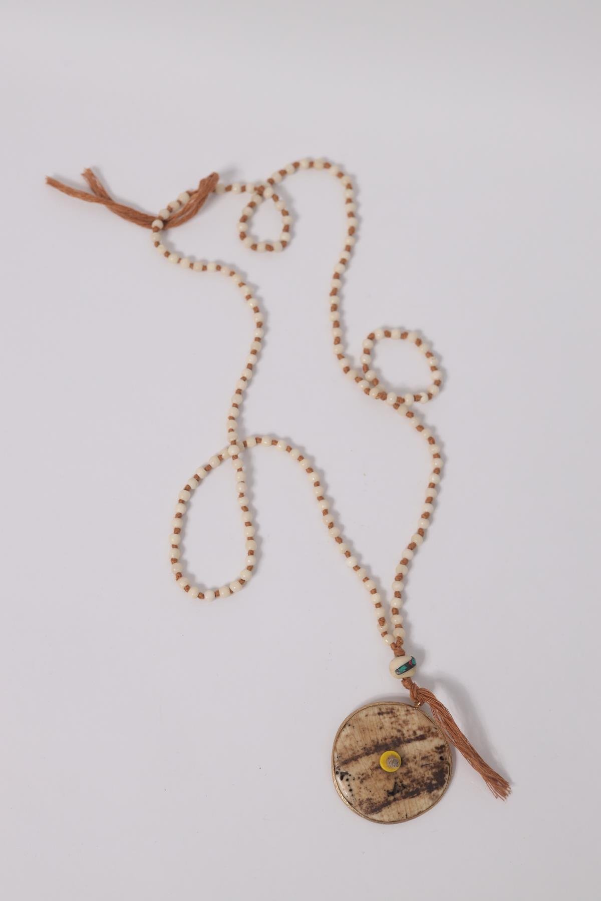 Püskül Detaylı Kemik Kolye