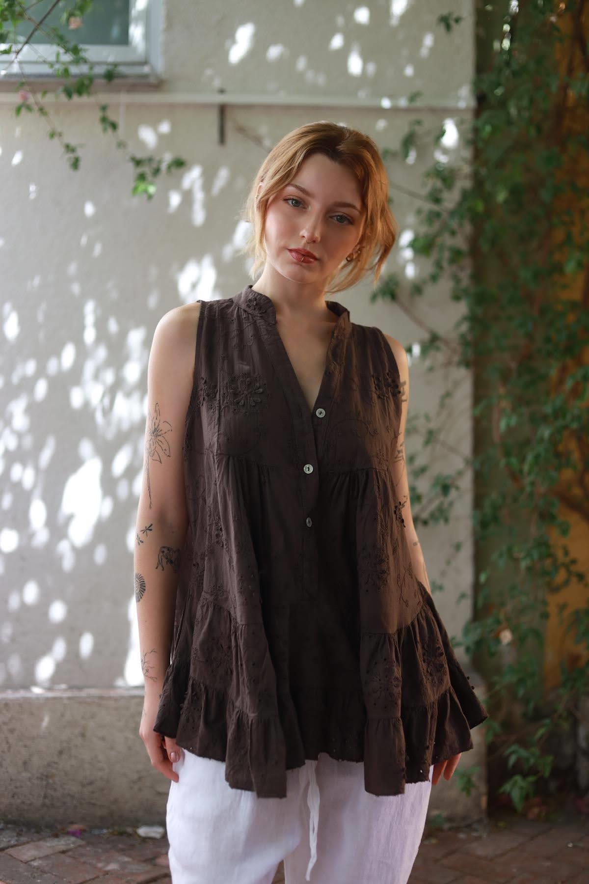 Kahverengi Çiçek İşlemeli Brodeli Kısa Tunik