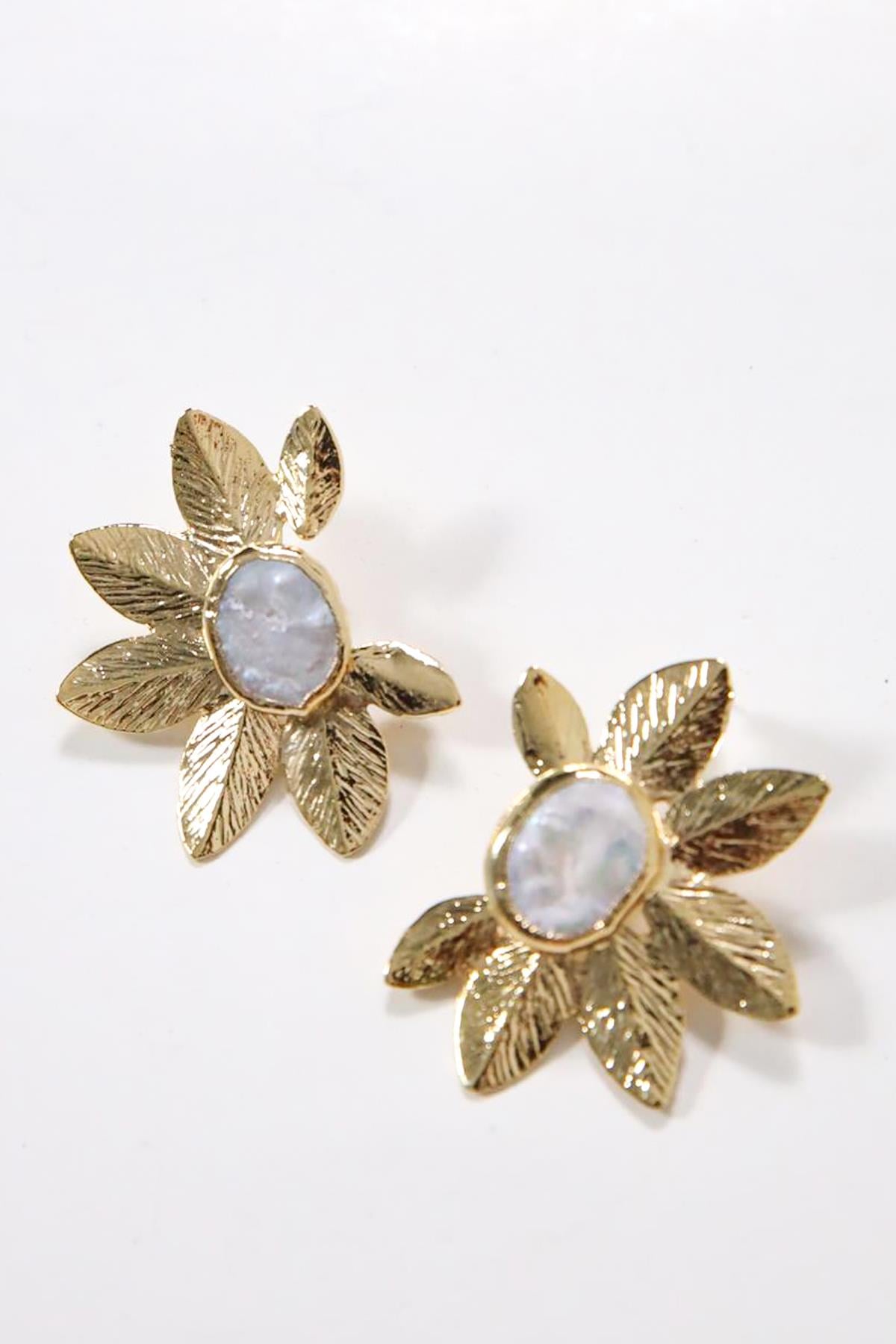 Çiçek Desenli Altın Kaplama Sedef Detaylı Küpe - Şaman Butik Çiçek Desenli Altın Kaplama Sedef Detaylı Küpe