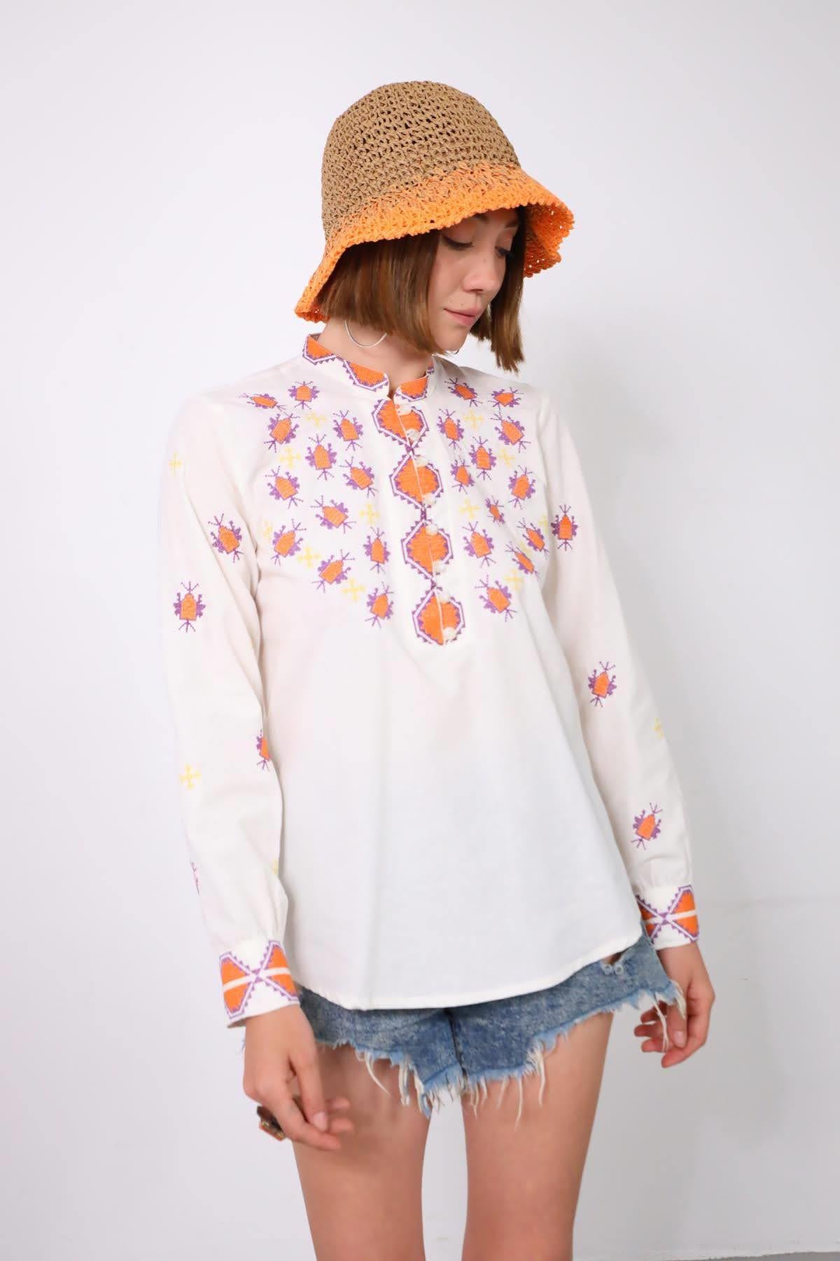 Beyaz Düğmeli Hakim Yaka Kanaviçe İşlemeli Bluz - Şaman Butik Beyaz Düğmeli Hakim Yaka Kanaviçe İşlemeli Bluz