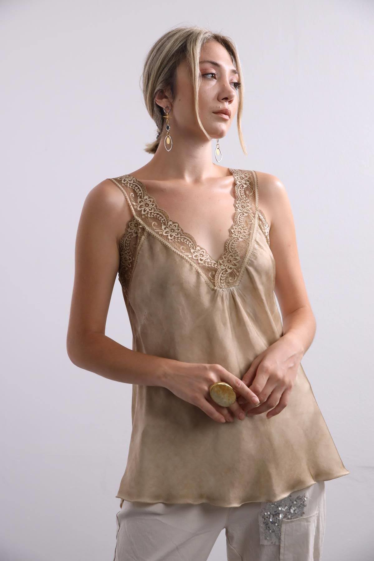 Açık Kahve İnce Dantel İşlemeli Atlet