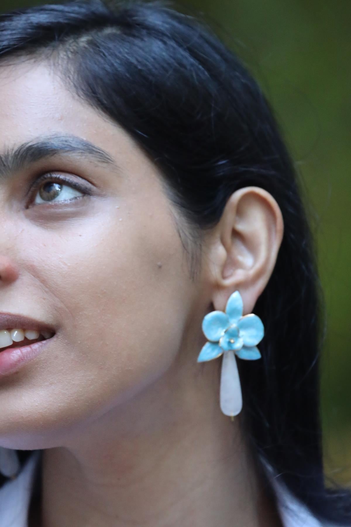 Açık Mavi Emaye Çiçek Küpe