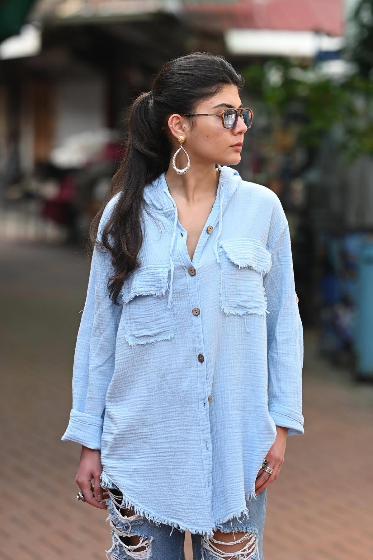 Açık Mavi Kapüşonlu Cepleri Püsküllü Müslin Gömlek
