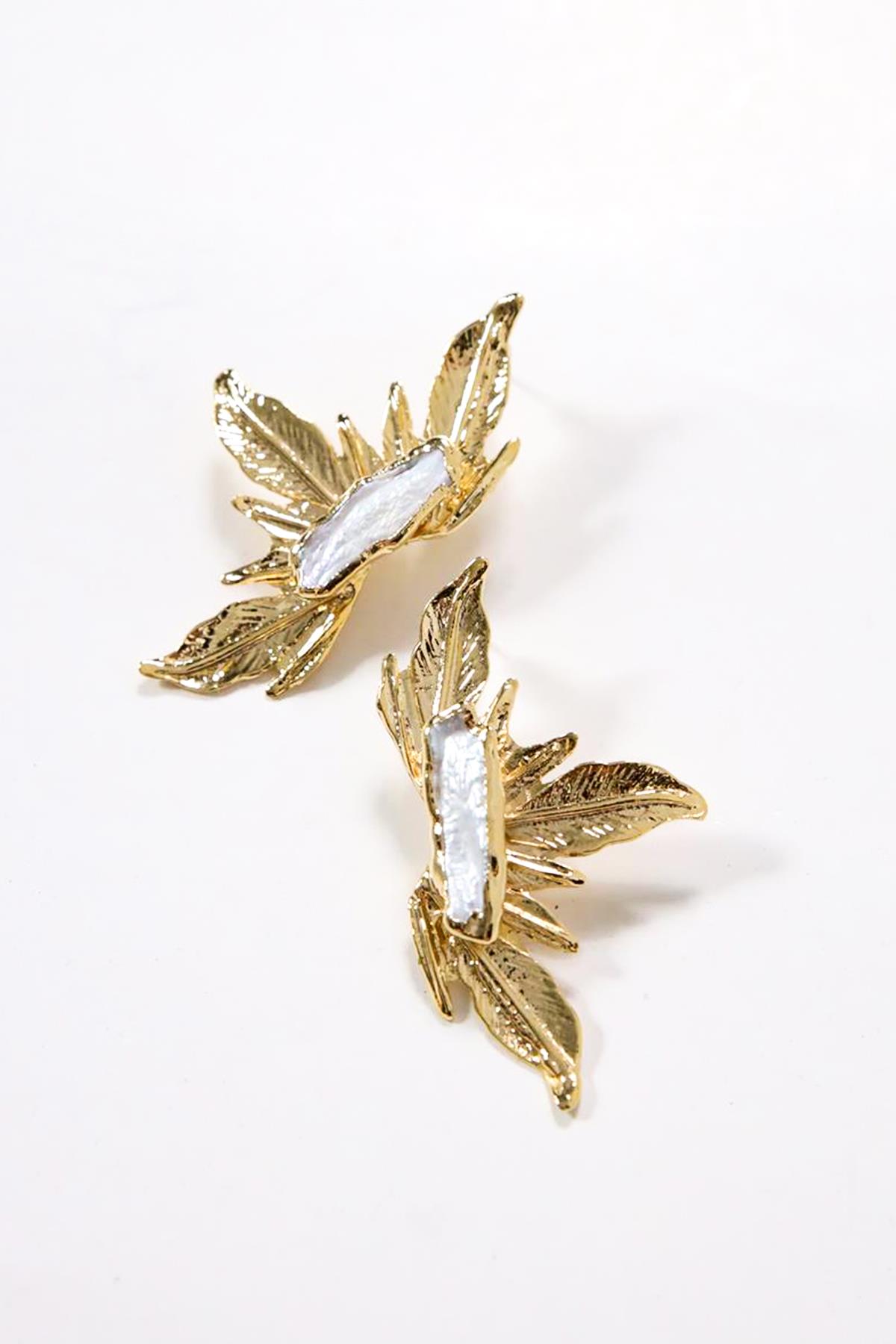  Dalgalı Yaprak Desenli Sedef Detaylı Altın Kaplama Küpe