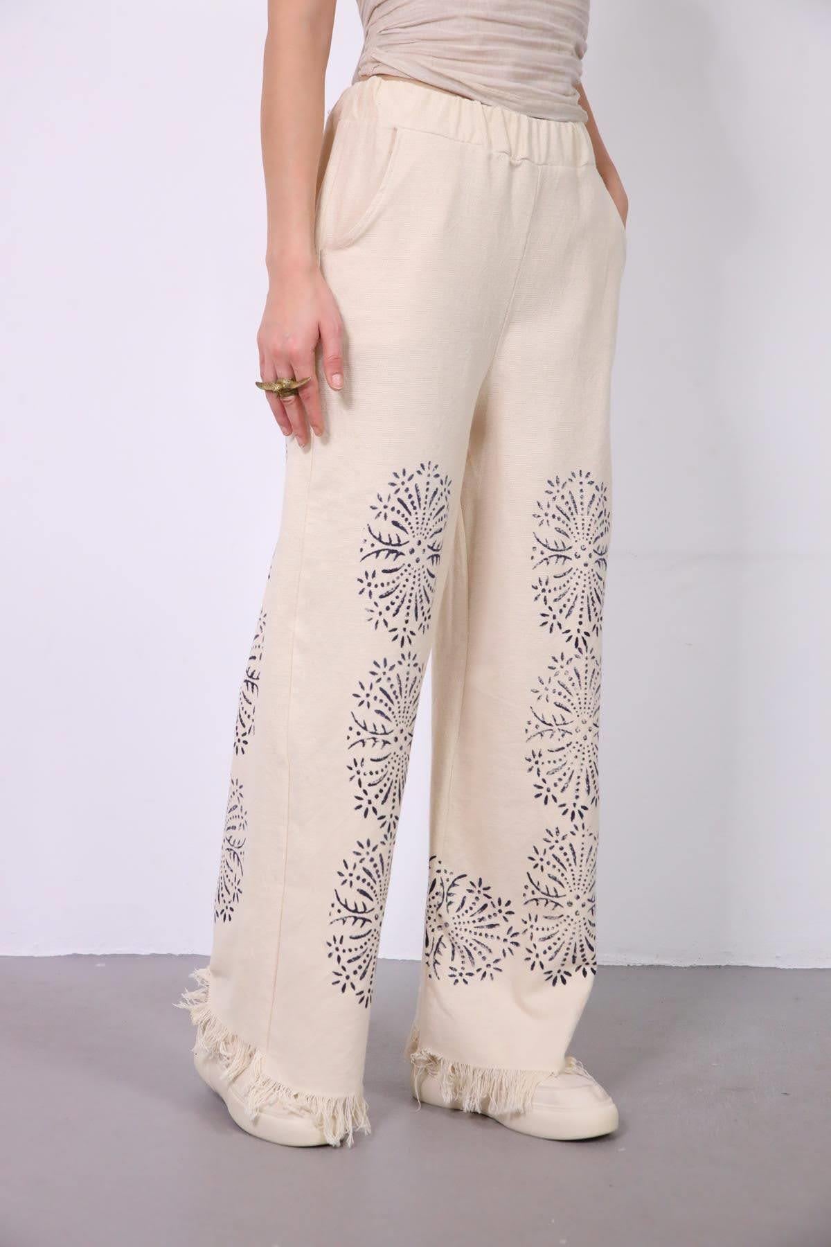 Krem Rengi Paçası Püsküllü Otantik Desenli Pantolon - Şaman Butik Krem Rengi Paçası Püsküllü Otantik Desenli Pantolon