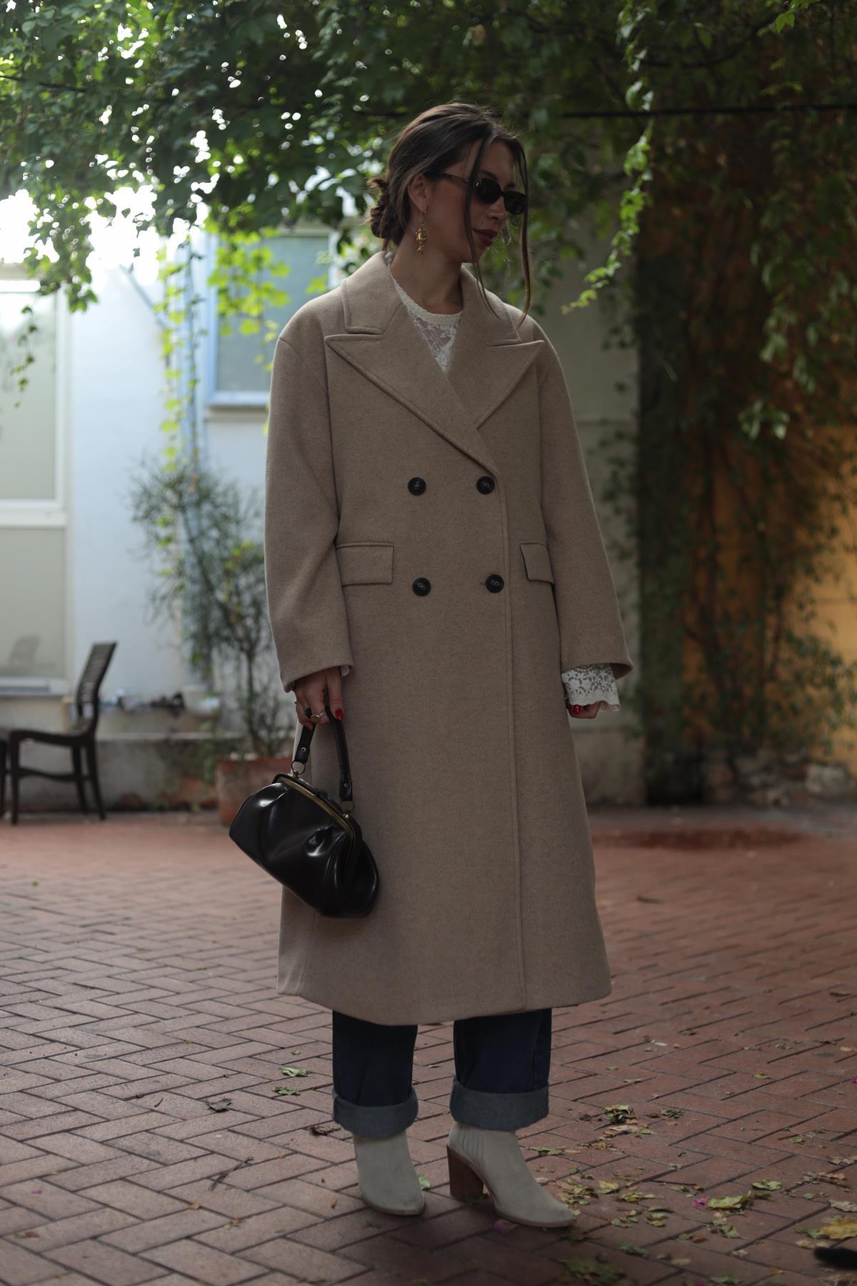 Krem Rengi Düğmeli Keçe Kaban