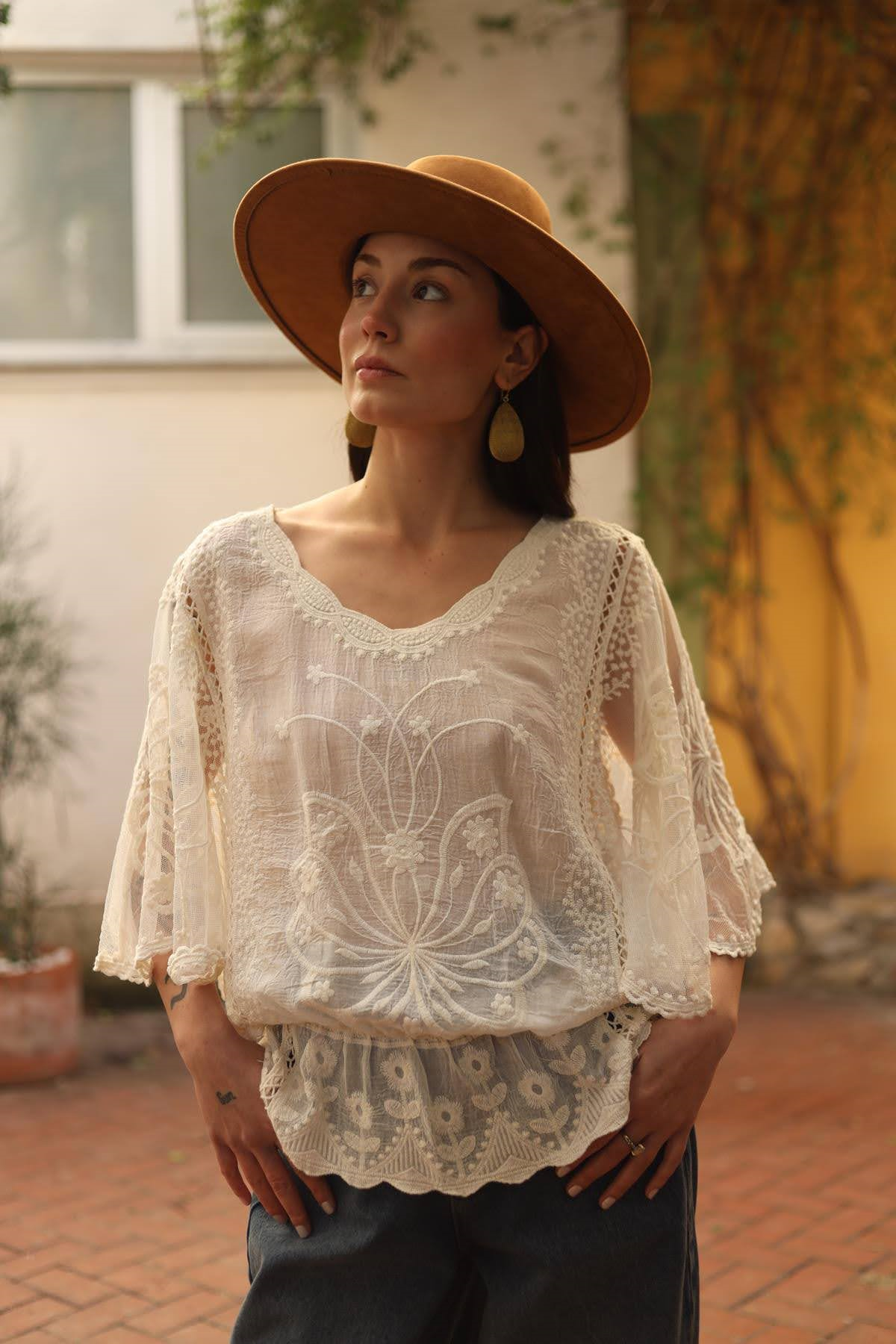 Ekru Kolları Tül Nakışlı Bluz