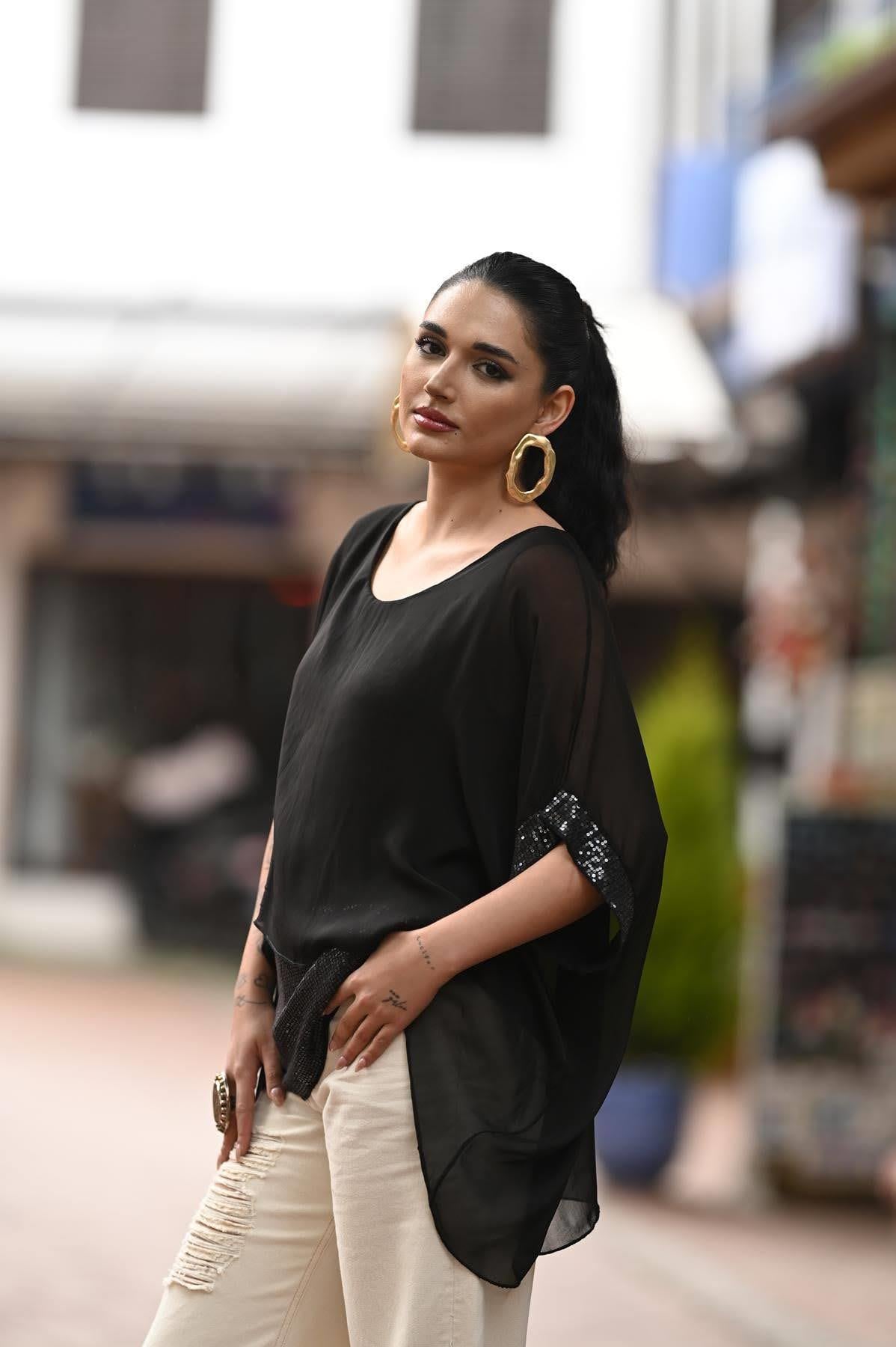 Siyah Payet Detaylı Önü Kısa İpek Bluz