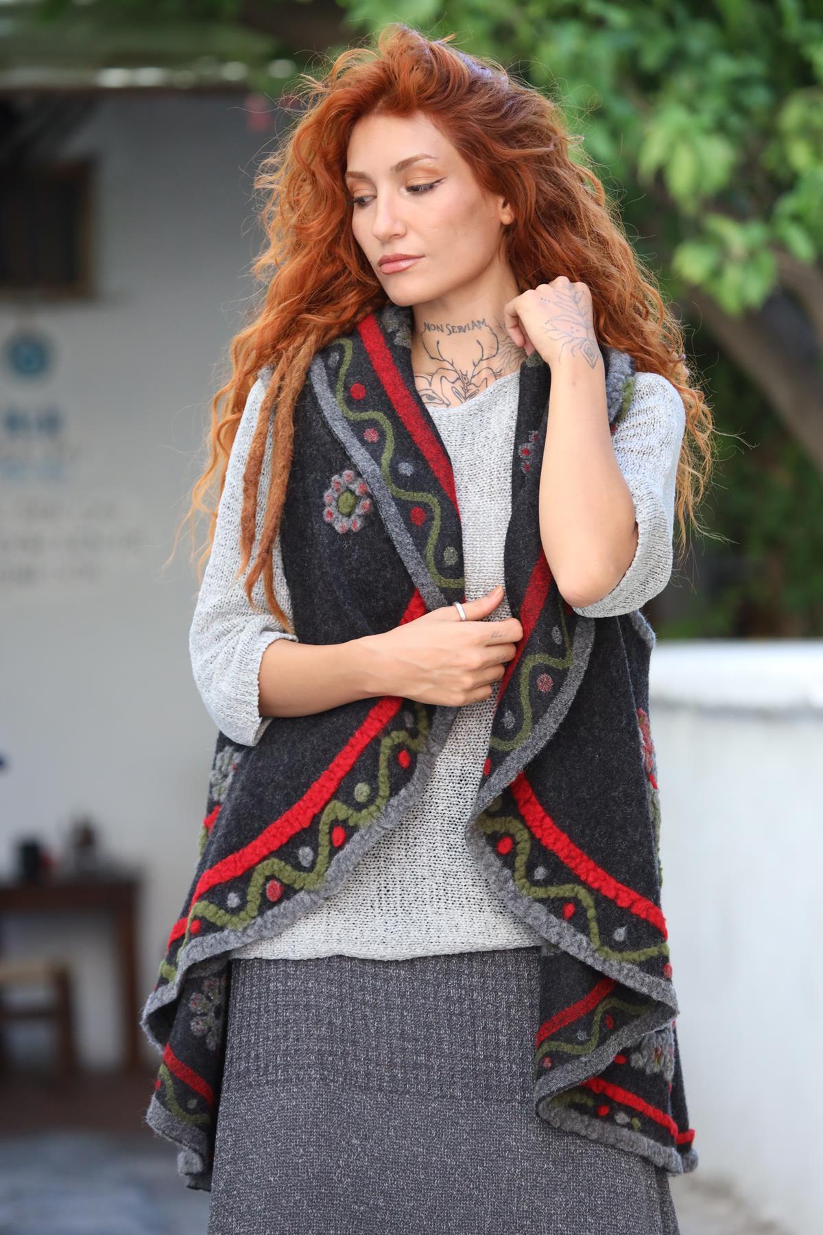 Antrasit Çiçek Desenli Keçe Yelek