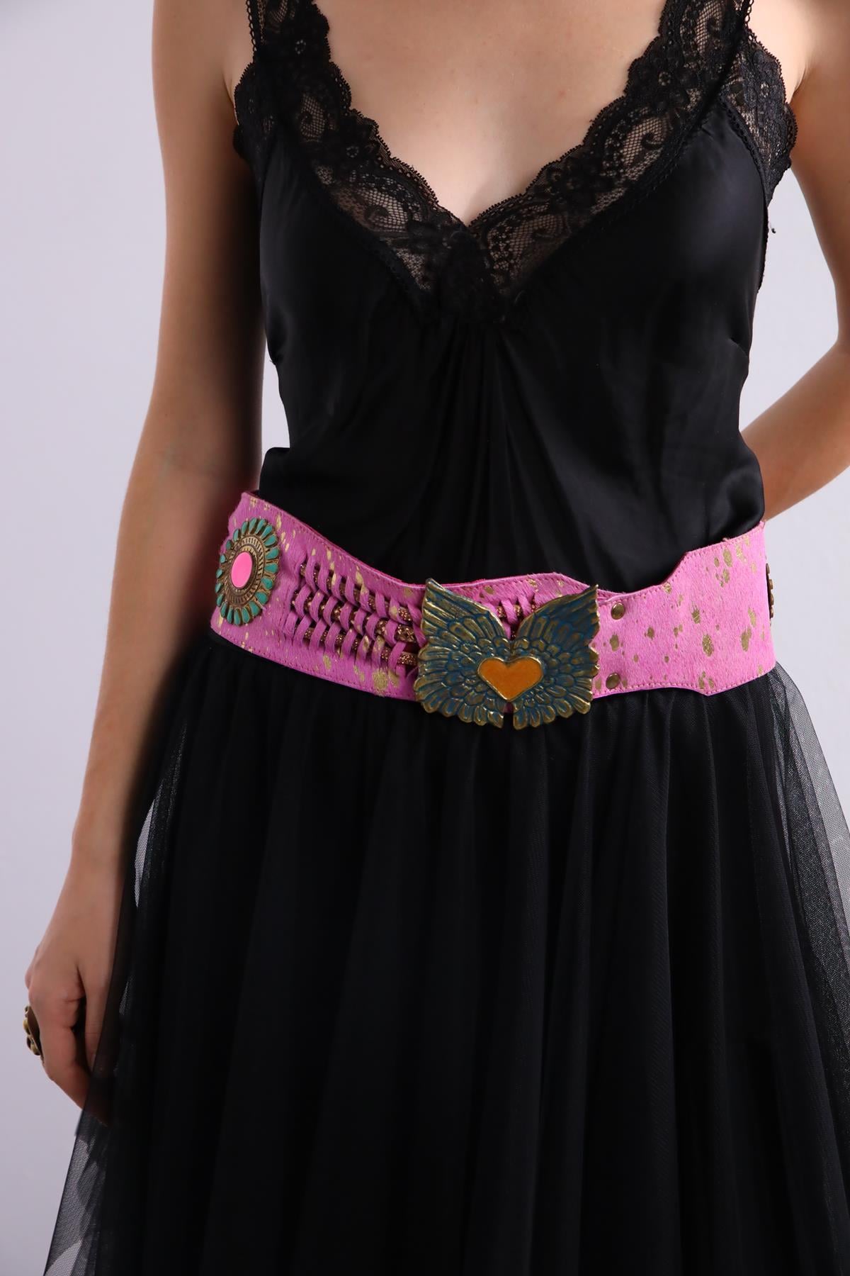 Pembe Tay Tüyü Büyük Tokalı Kemer - Şaman Butik Pembe Tay Tüyü Büyük Tokalı Kemer