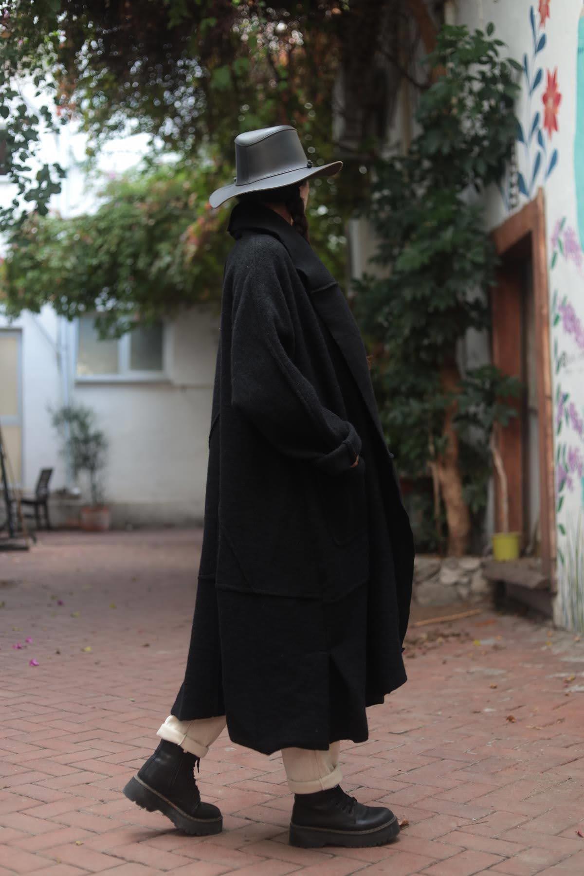 Siyah Dikiş Detaylı Şal Yaka Keçe Kaban