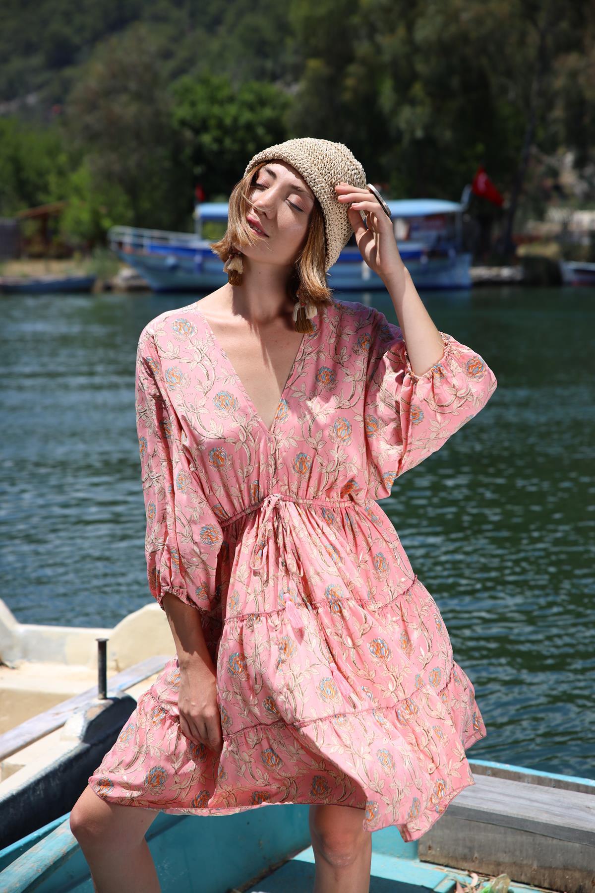 Yavruağzı Çiçek Desenli V Yaka Sırt Dekolteli Kısa İpek Elbise - Şaman Butik Yavruağzı Çiçek Desenli V Yaka Sırt Dekolteli Kısa İpek Elbise