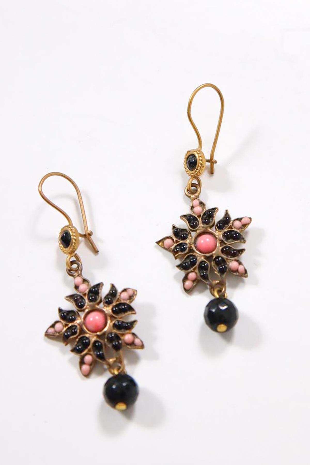  Mercan Ve Oniks Taşlı Sallantılı Küpe