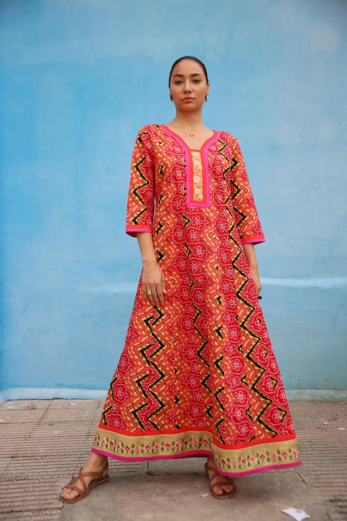 Kırmızı Yakası Nakışlı Otantik Desenli Elbise - Şaman Butik Kırmızı Yakası Nakışlı Otantik Desenli Elbise