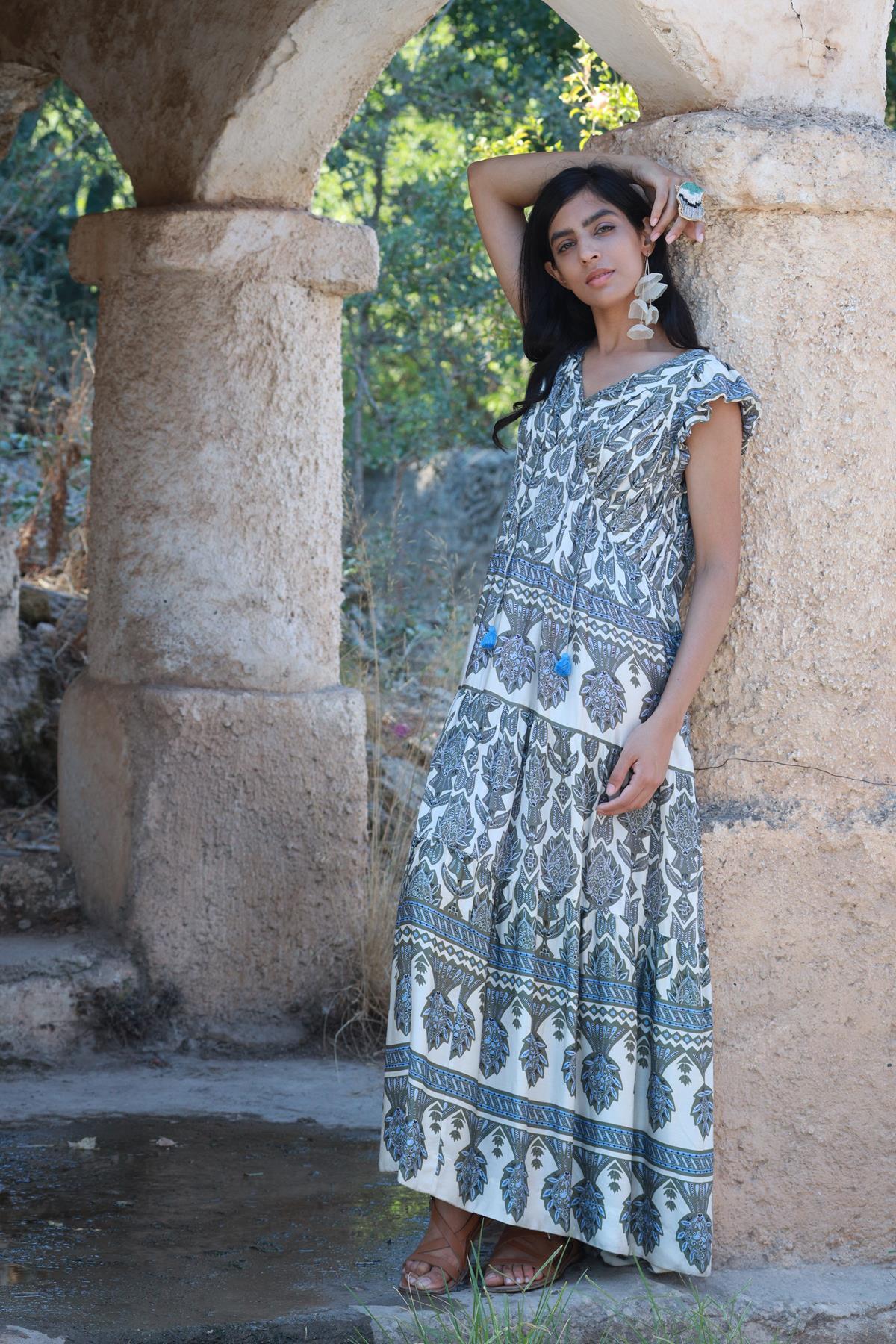 Ekru Desenli Önü Arkası V Yaka Volanlı Elbise - Şaman Butik Ekru Desenli Önü Arkası V Yaka Volanlı Elbise