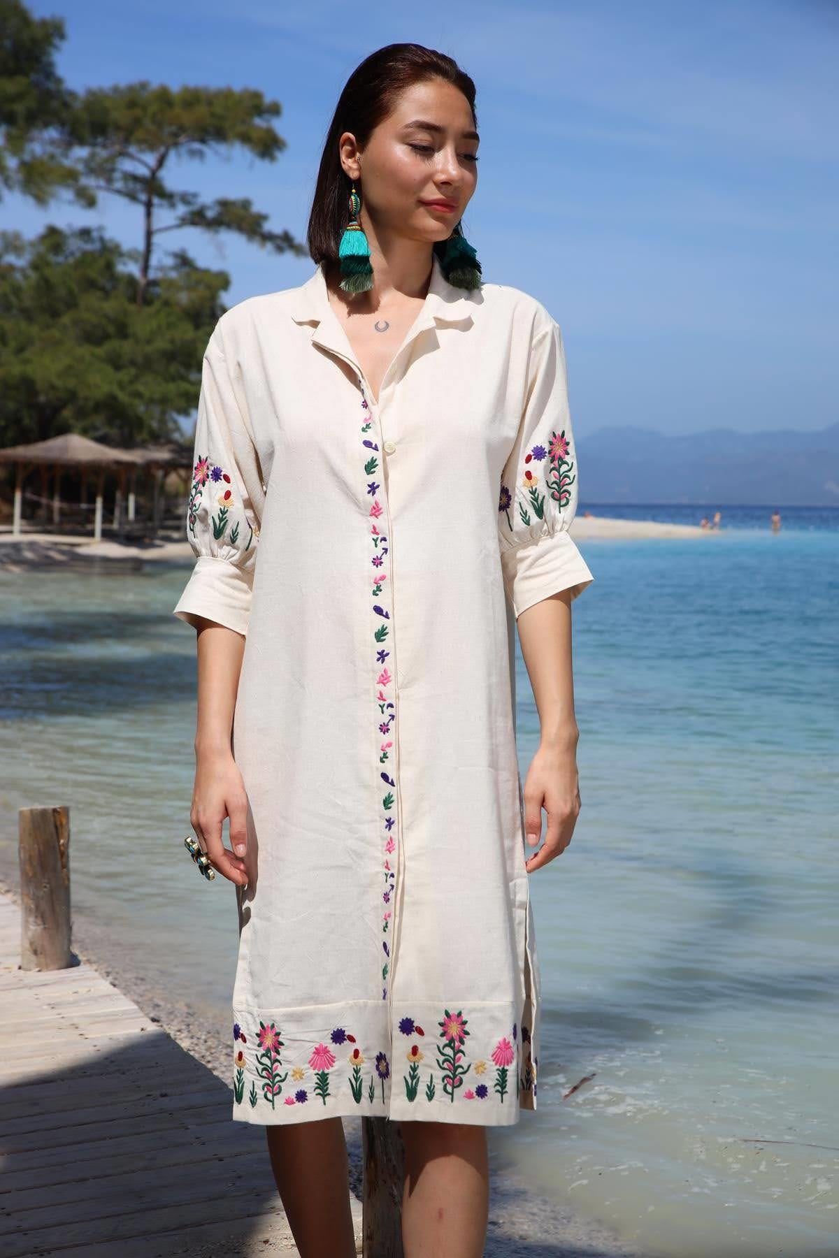  Krem Rengi İşlemeli Yırtmaçlı Gömlek Elbise