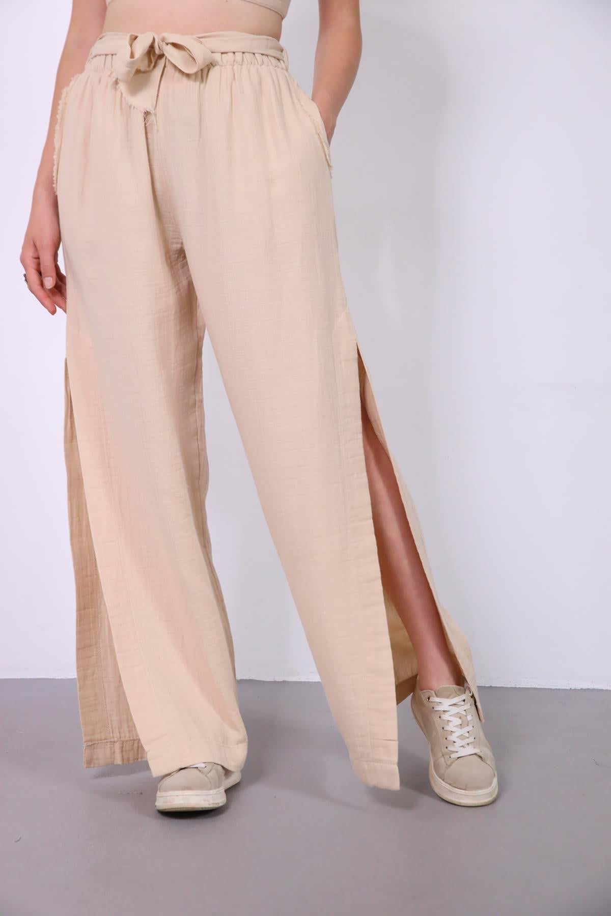 Krem Rengi Kemer ve Püskül Detaylı Yırtmaçlı Müslin Pantolon - Şaman Butik Krem Rengi Kemer ve Püskül Detaylı Yırtmaçlı Müslin Pantolon