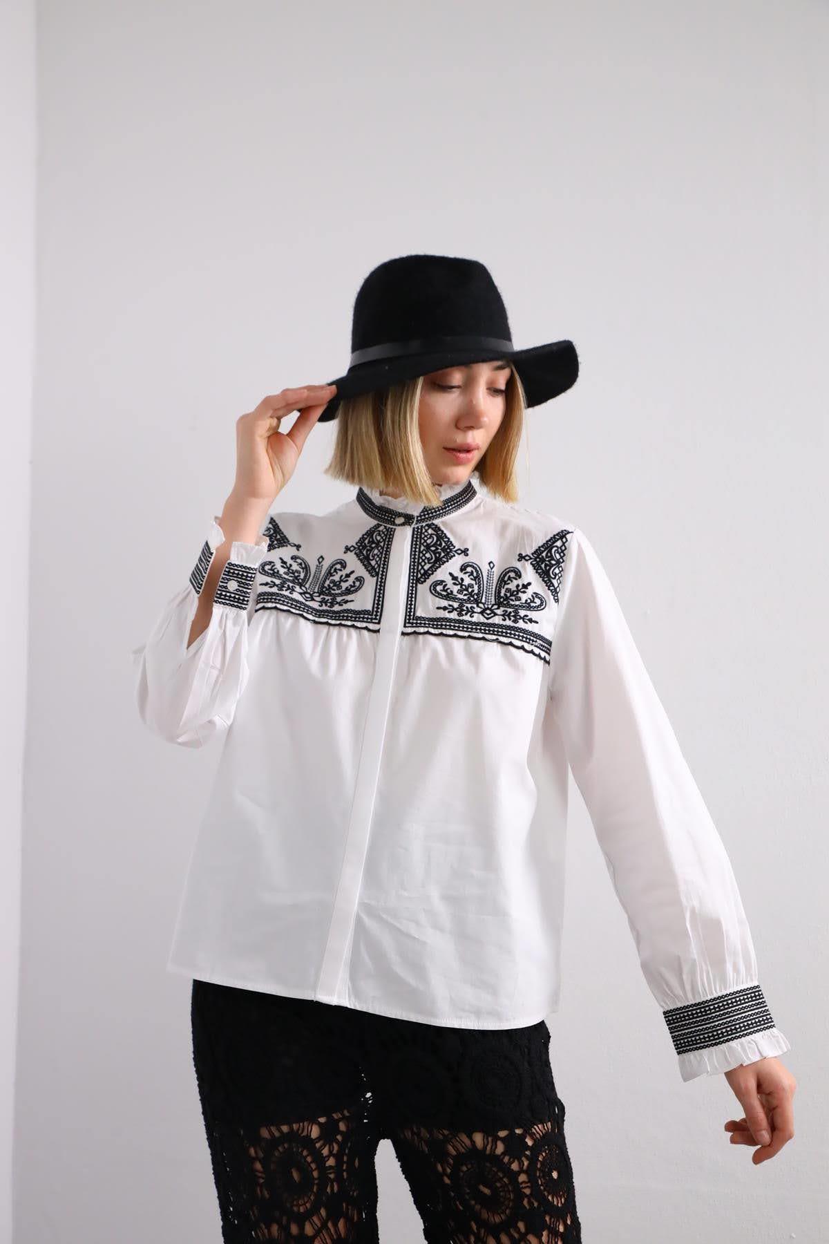  Beyaz Etnik Desenli Volanlı Gömlek