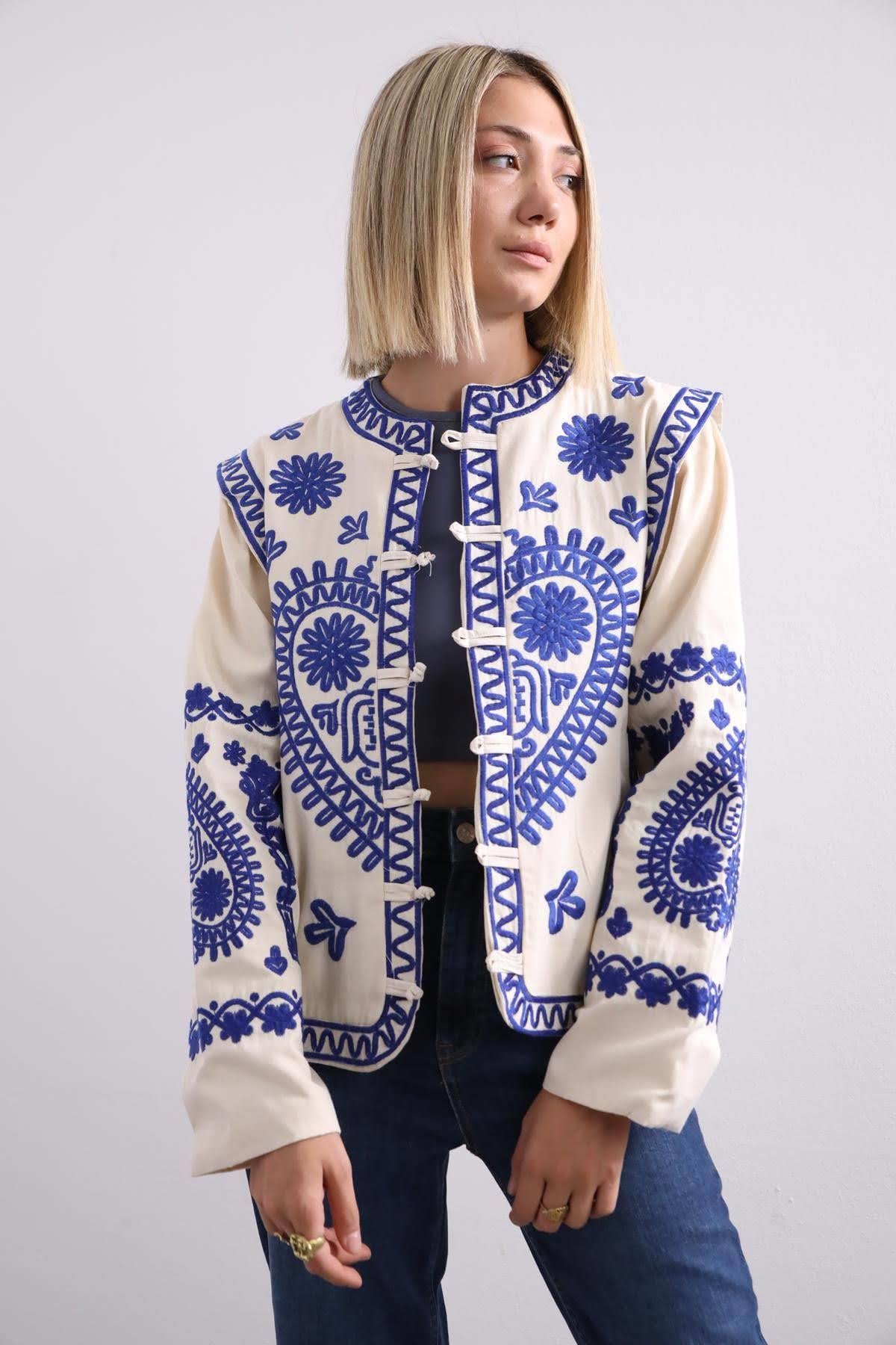 Krem Rengi İşlemeli Düğüm Düğmeli Ceket - Şaman Butik Krem Rengi İşlemeli Düğüm Düğmeli Ceket