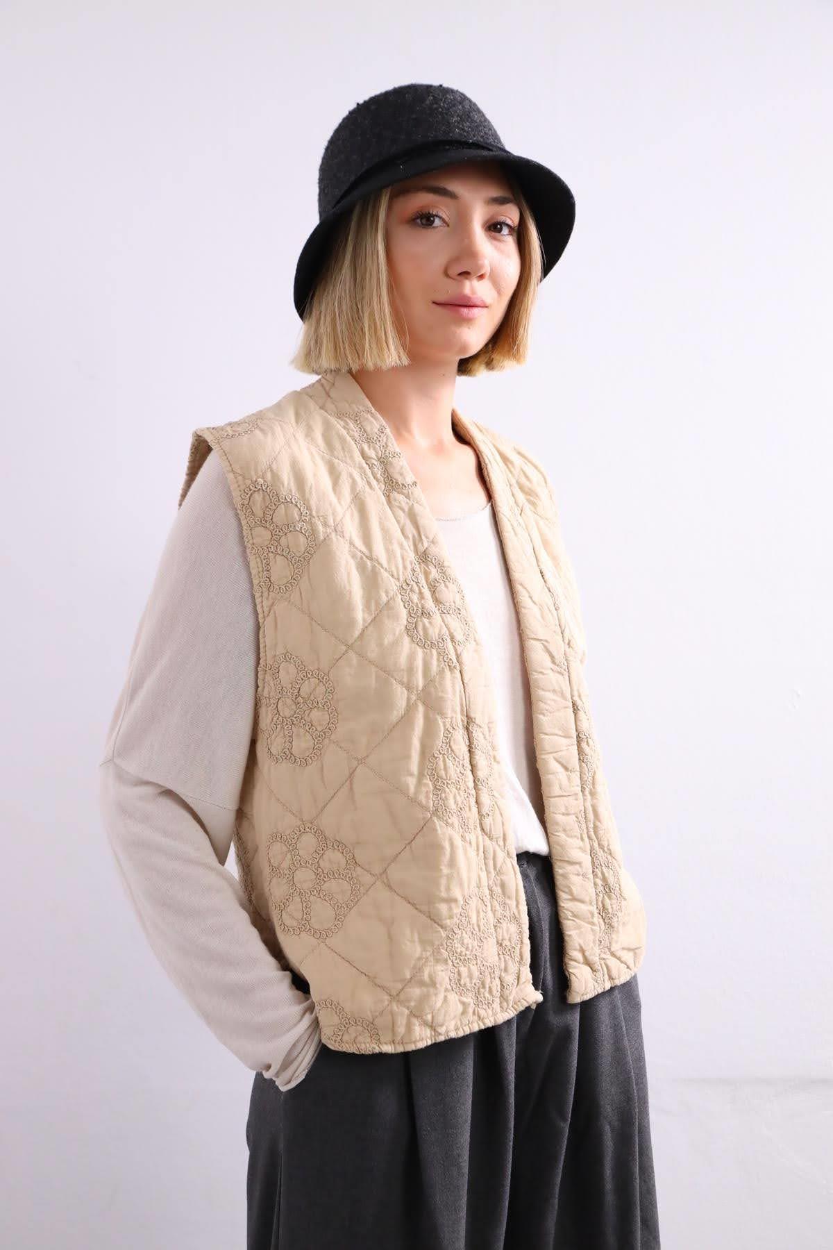 Bej Çiçek Desen Kabartmalı Yelek - Şaman Butik Bej Çiçek Desen Kabartmalı Yelek