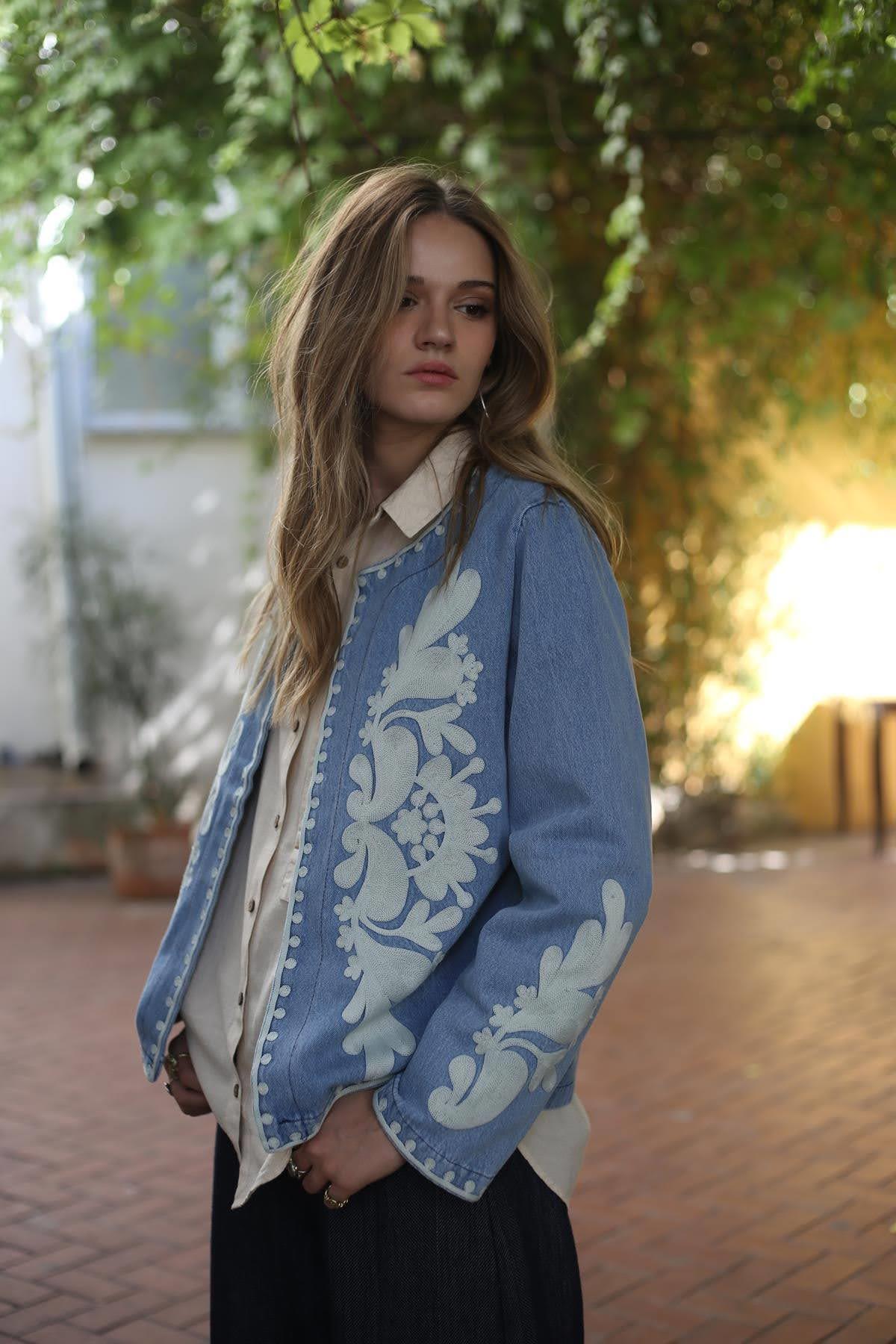 Mavi İşlemeli Kot Ceket