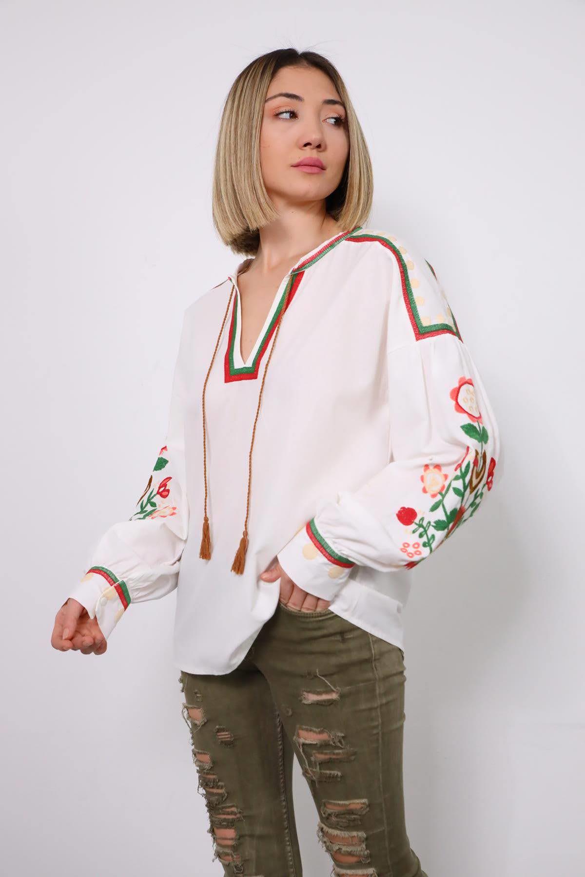 Beyaz Manşetli Yakası İpli Çiçek İşlemeli Bluz - Şaman Butik Beyaz Manşetli Yakası İpli Çiçek İşlemeli Bluz