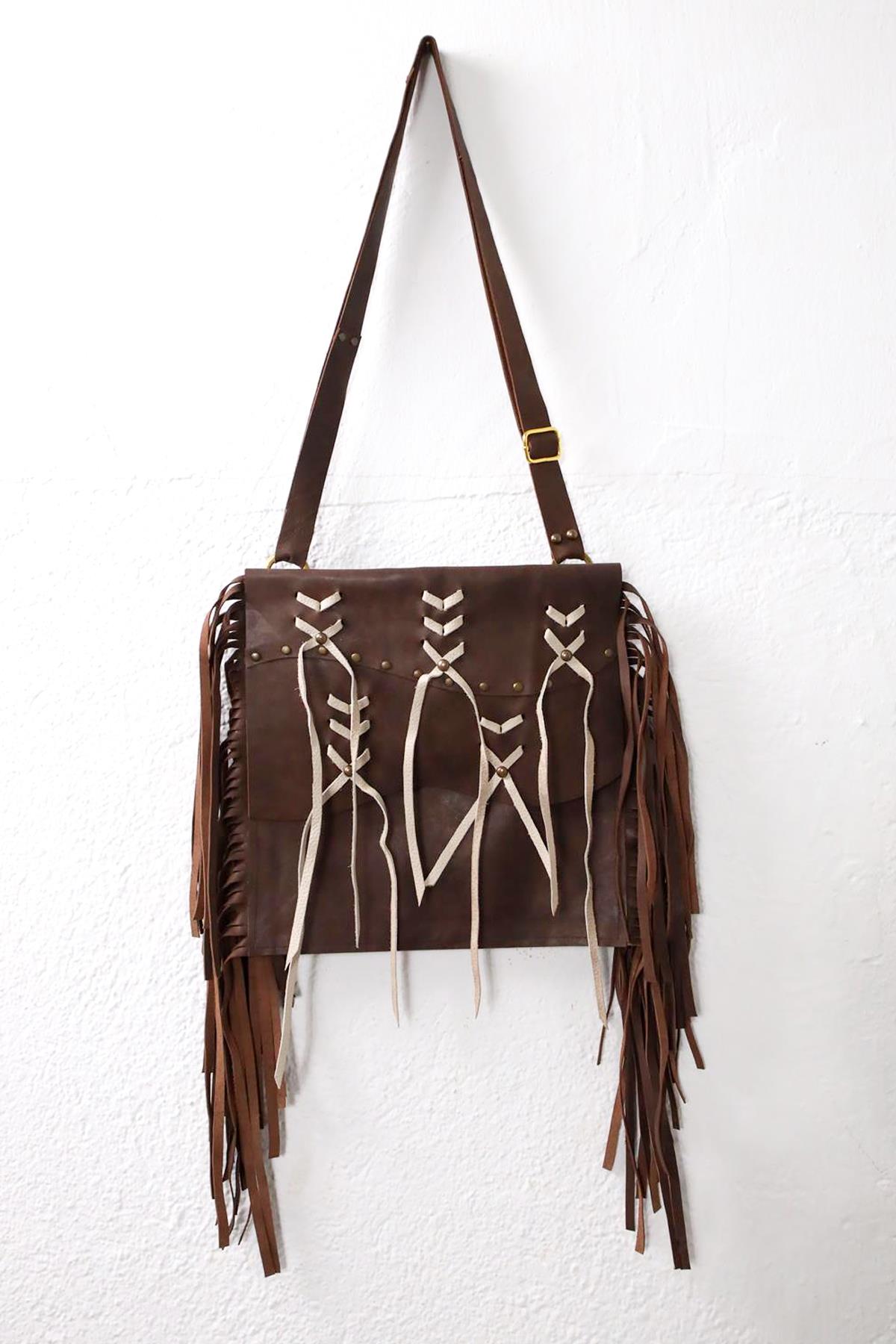  Kahverengi Püsküllü Zımbalı Deri Çanta