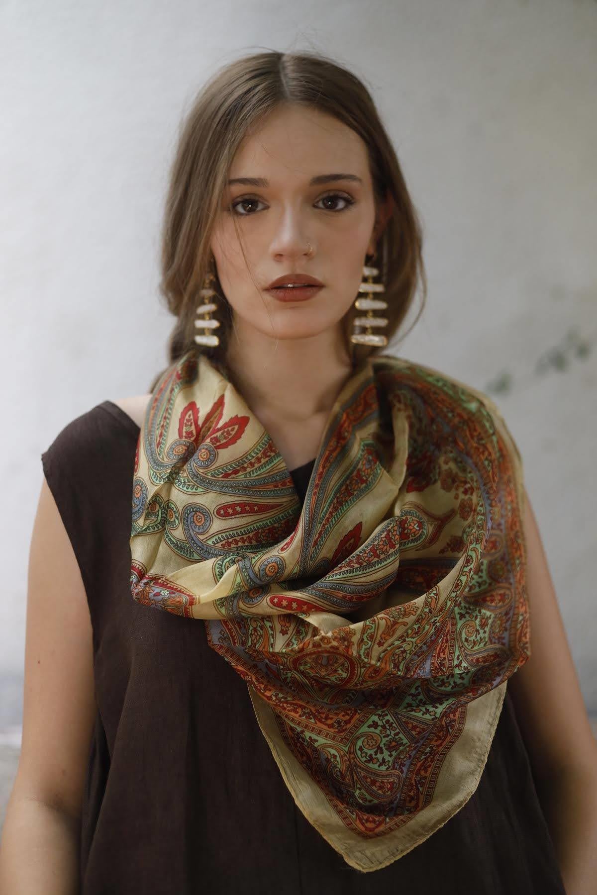 Safran Rengi Desenli Kare İpek Şal