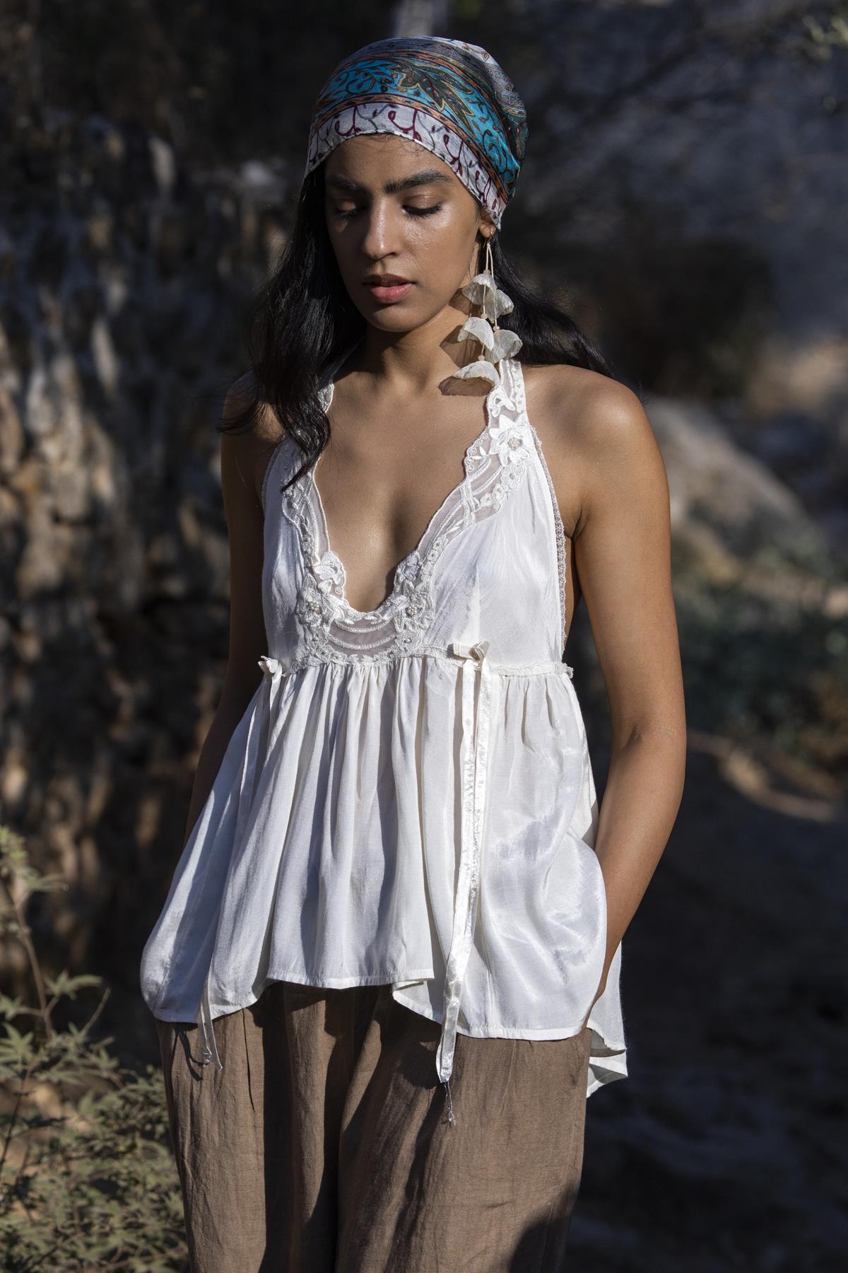  Krem Rengi Sallantılı Küpe