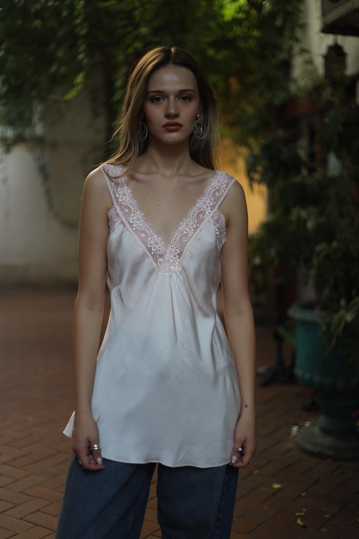 Toz Pembe İnce Dantel İşlemeli Atlet