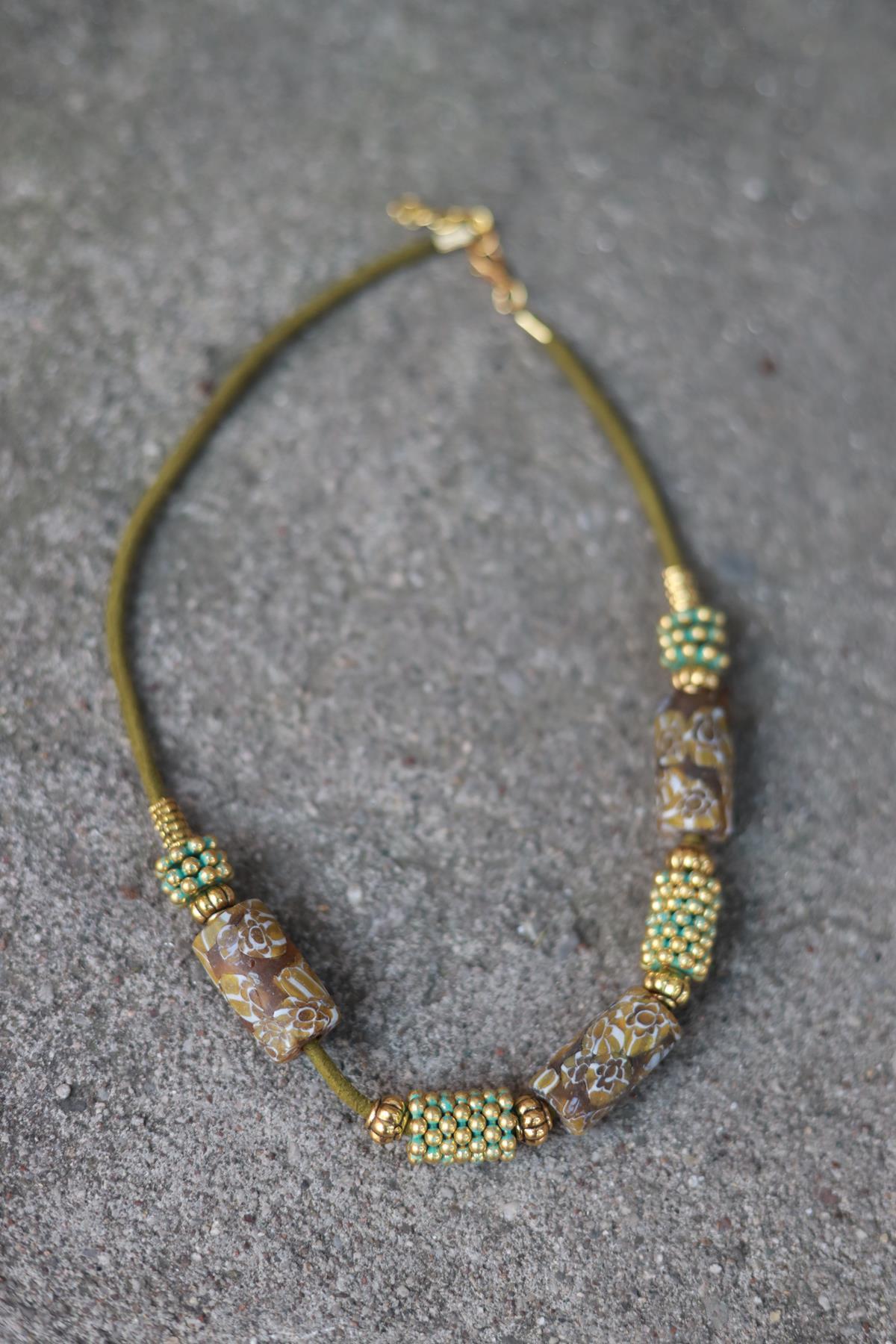 Fıstık Yeşili İpli Seramik Detaylı Kolye