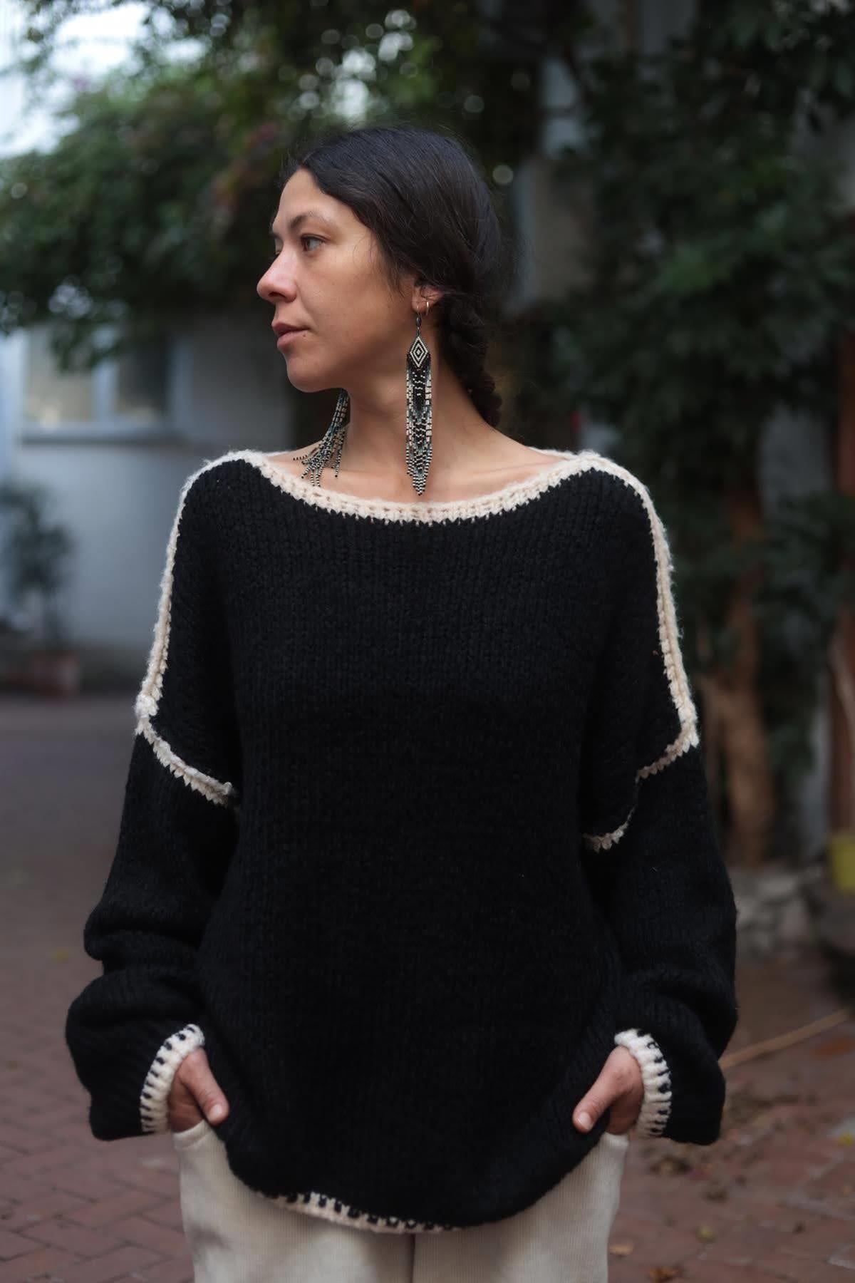 Siyah Kayık Yaka Çizgi Detaylı Kazak