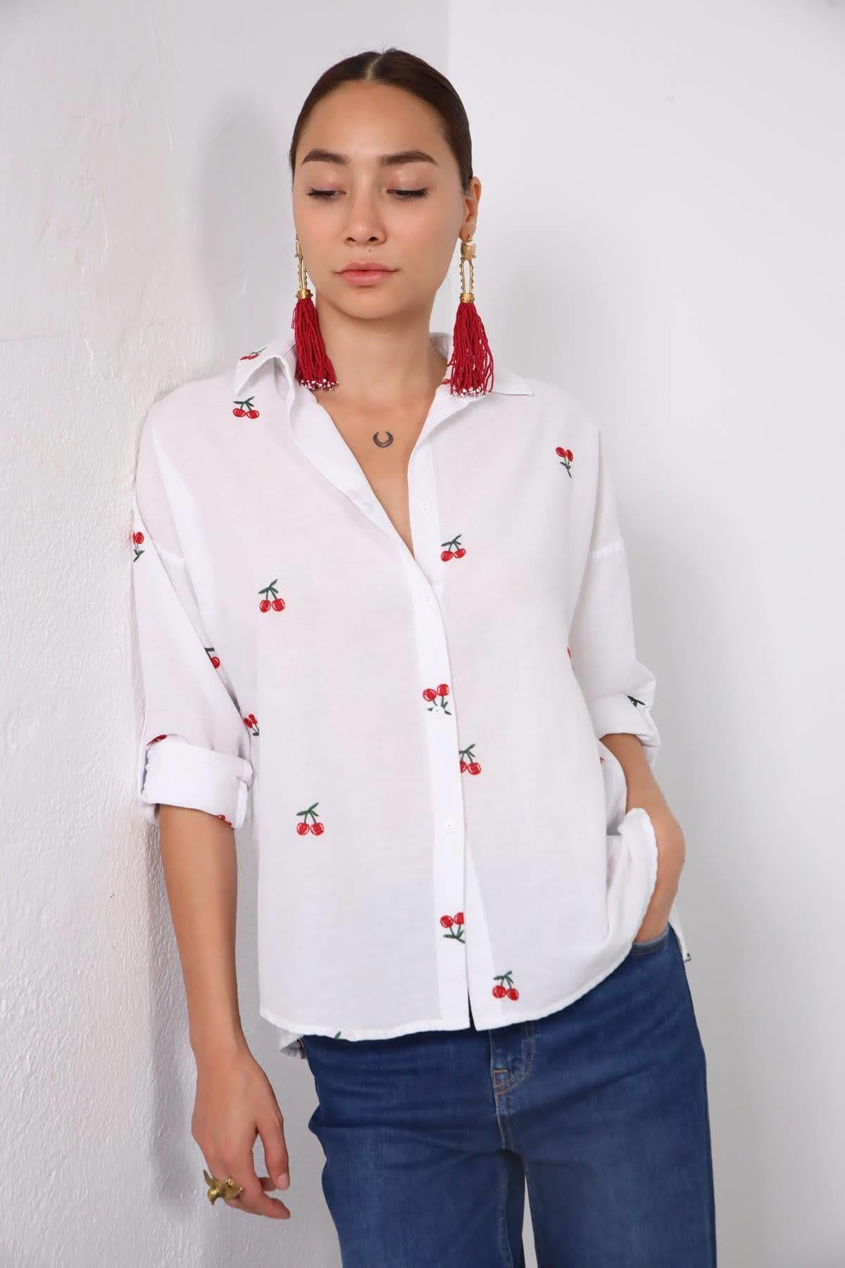  Beyaz Kiraz İşlemeli Gömlek