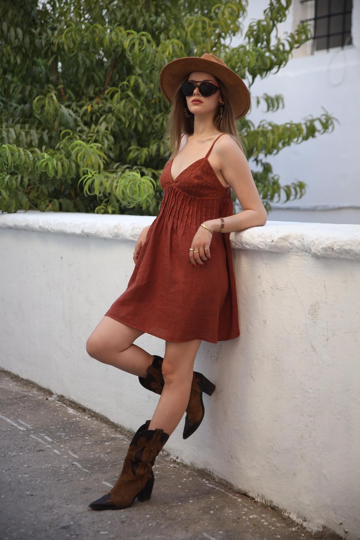 Tarçın Rengi Göğsü Nakışlı Mini Keten Elbise