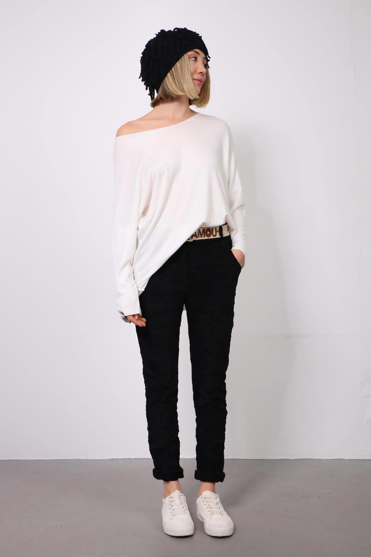 Siyah Yazılı Kemer Detaylı Likralı Kadife Pantolon Siyah Yazılı Kemer Detaylı Likralı Kadife Pantolon