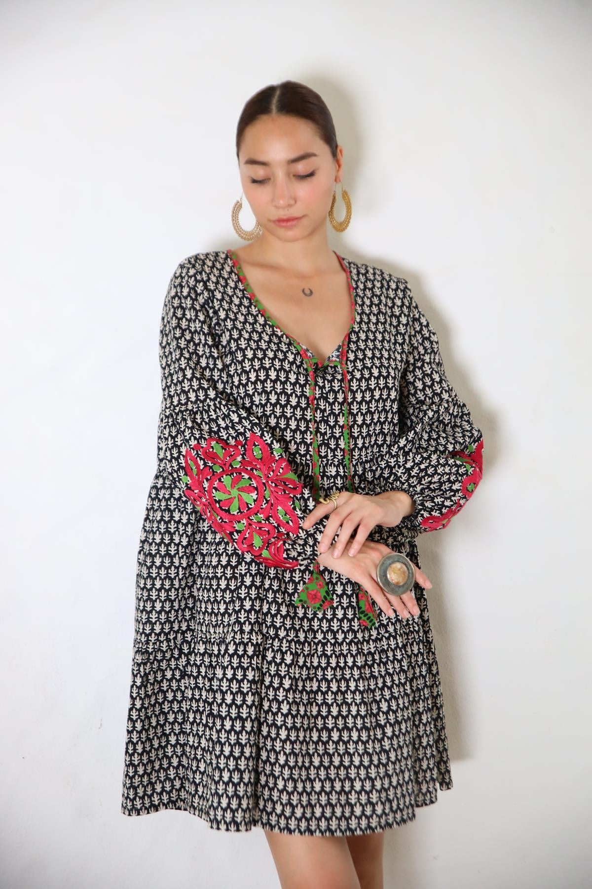 Siyah Desenli Kolları Nakışlı Kısa Elbise - Şaman Butik Siyah Desenli Kolları Nakışlı Kısa Elbise