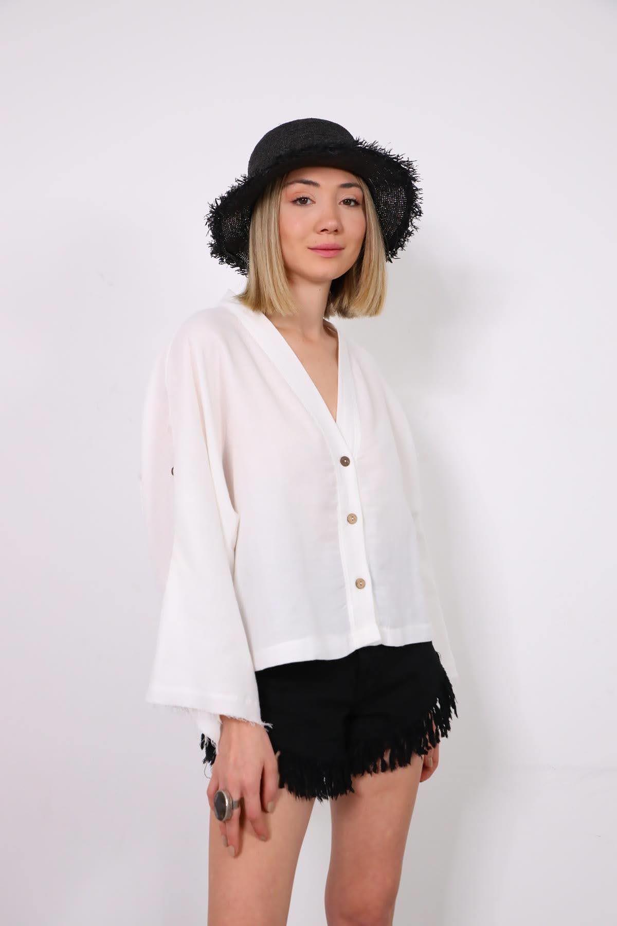 Beyaz Yarasa Kol Püsküllü Sırt Detaylı Gömlek - Şaman Butik Beyaz Yarasa Kol Püsküllü Sırt Detaylı Gömlek