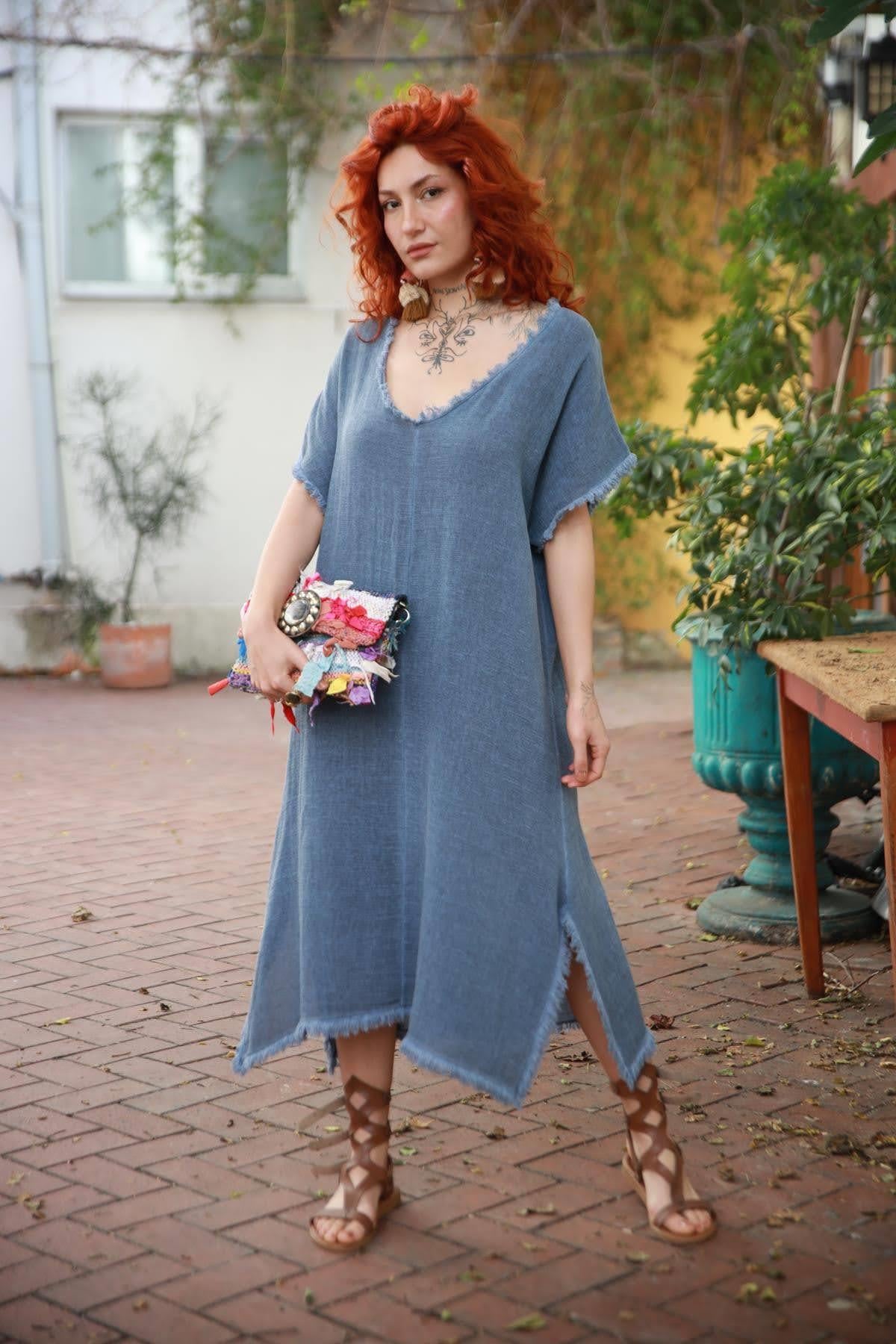 İndigo Mavi Püsküllü V Yaka Yırtmaçlı Elbise