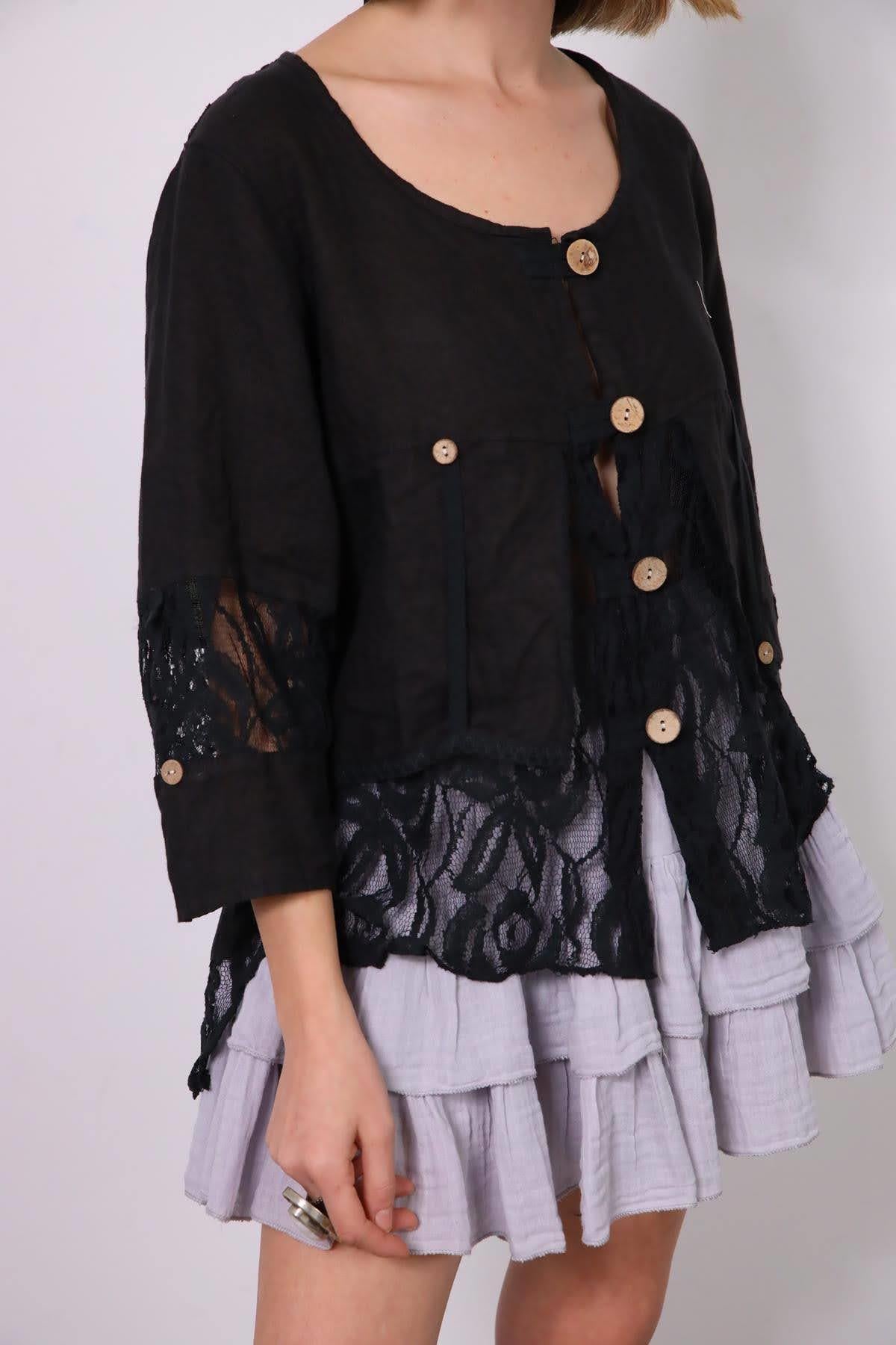 Siyah Tahta Düğmeli Dantel Detaylı Keten Bluz - Şaman Butik Siyah Tahta Düğmeli Dantel Detaylı Keten Bluz