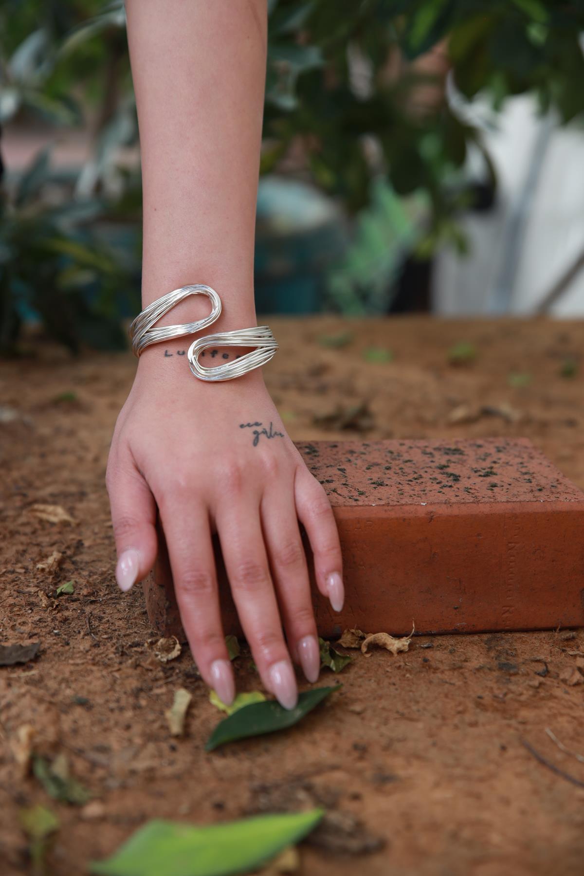 Gümüş Rengi İnce Tek Görünümlü Bileklik