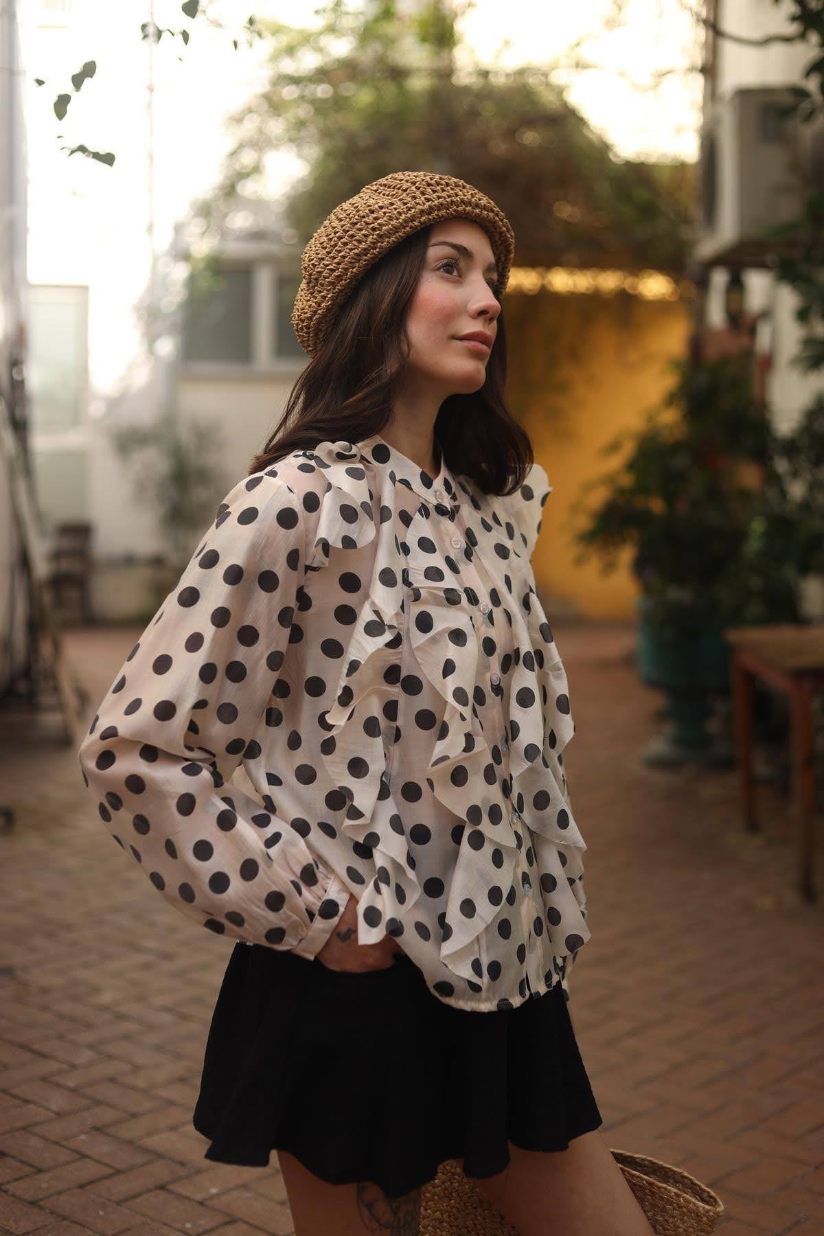 Krem Rengi Puantiyeli Yakası Volanlı Gömlek