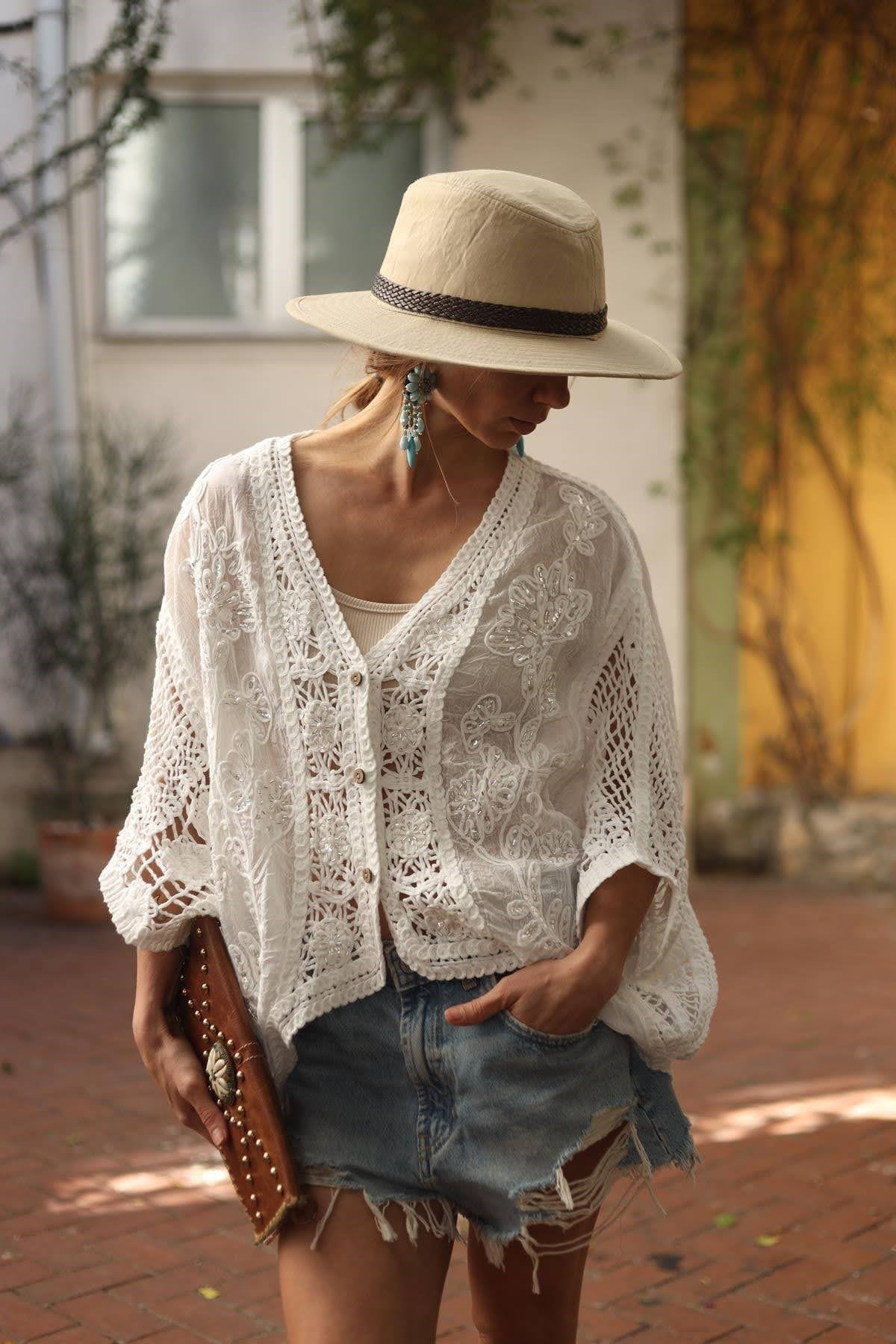 Beyaz Nakışlı Kolları Dantel Otantik Hırka