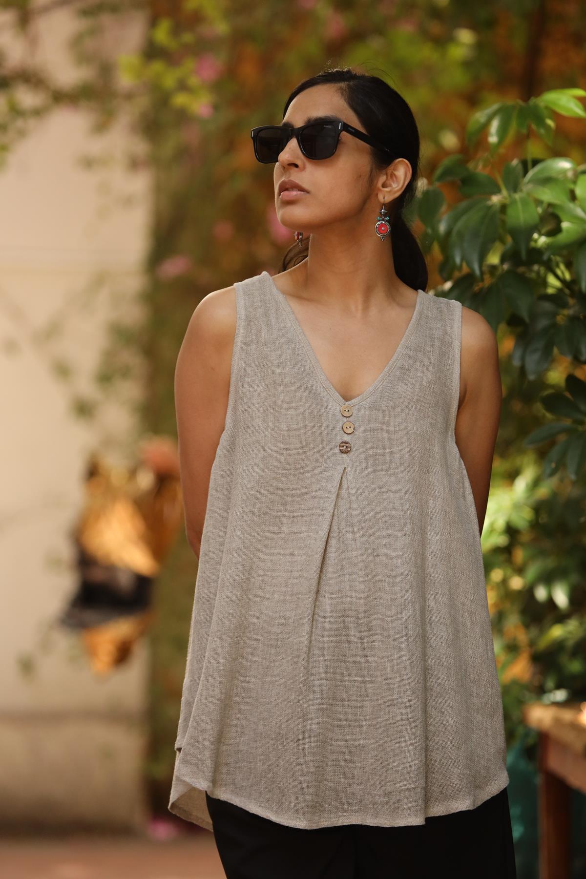 Vizon Rengi Düğmeli V Yaka Askılı Bluz