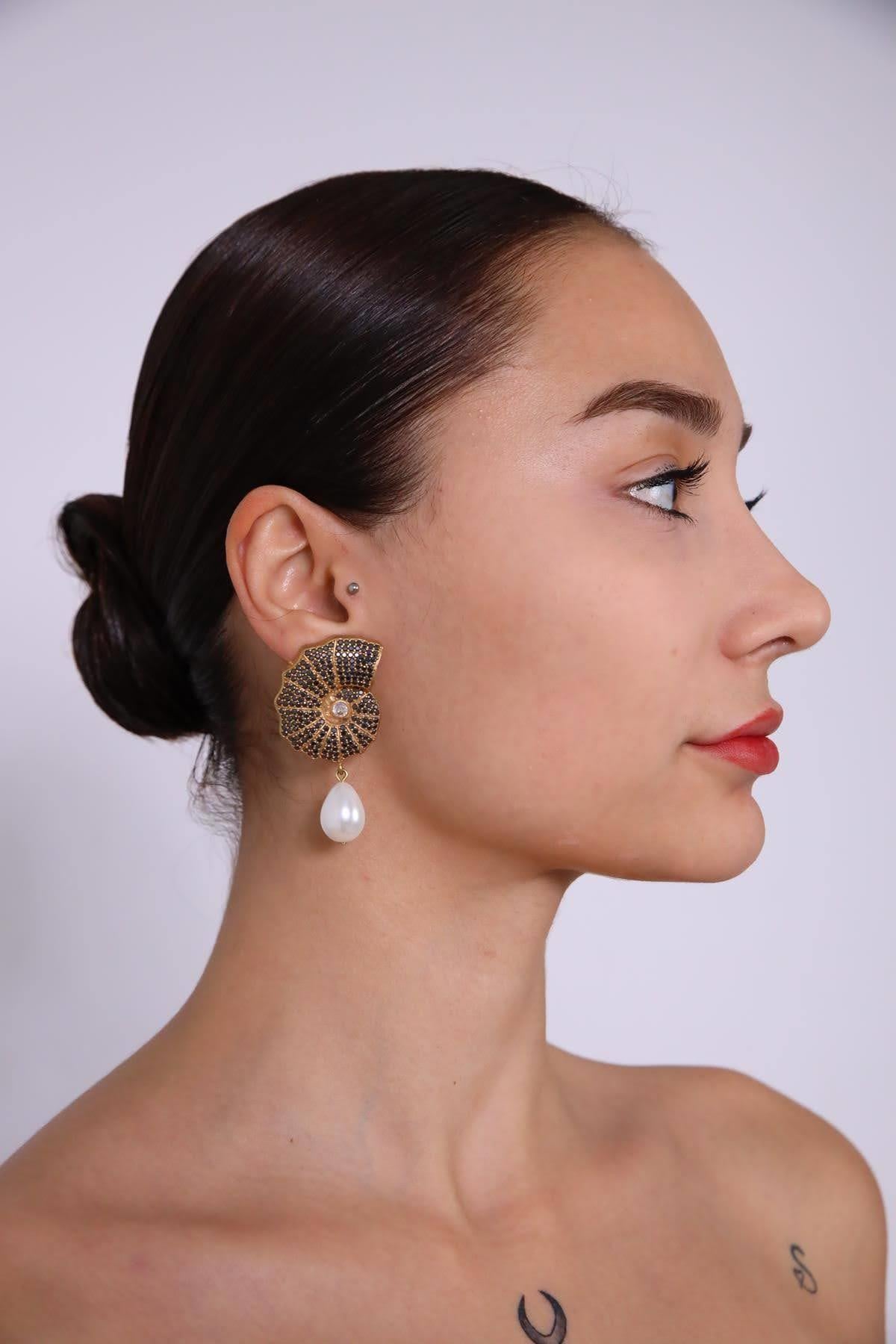 Zirkon Taş ve Sallantılı İnci Tasarım Küpe - Şaman Butik Zirkon Taş ve Sallantılı İnci Tasarım Küpe