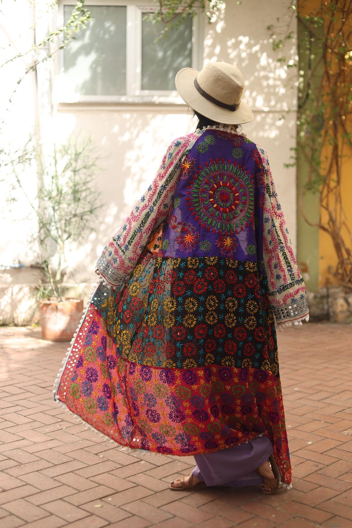 Renkli Pul İşlemeli Kenarları Ponponlu Bohem Kaftan